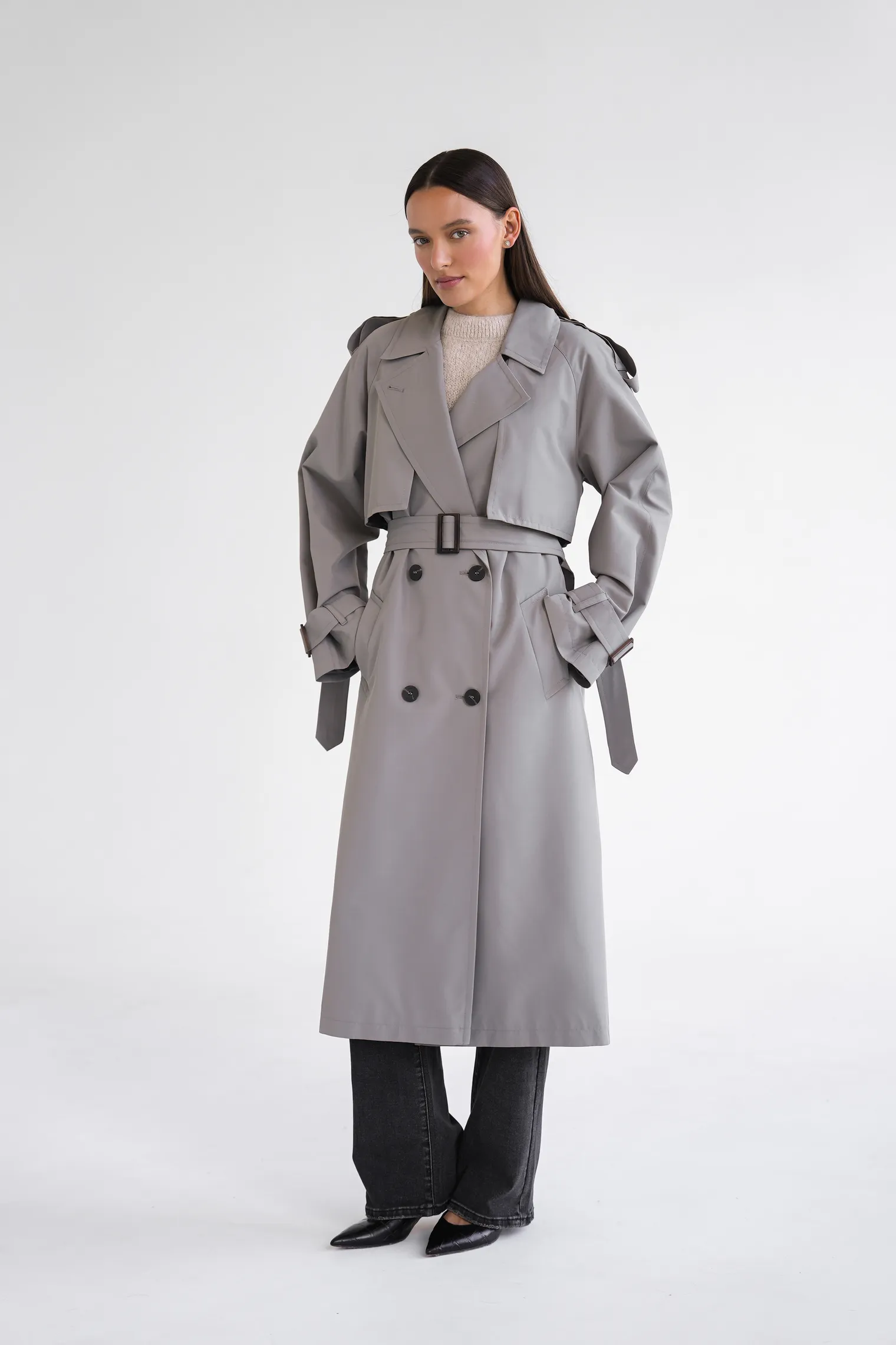 Тренч двубортный с поясом и рукавом реглан пепельного цвета фото 5