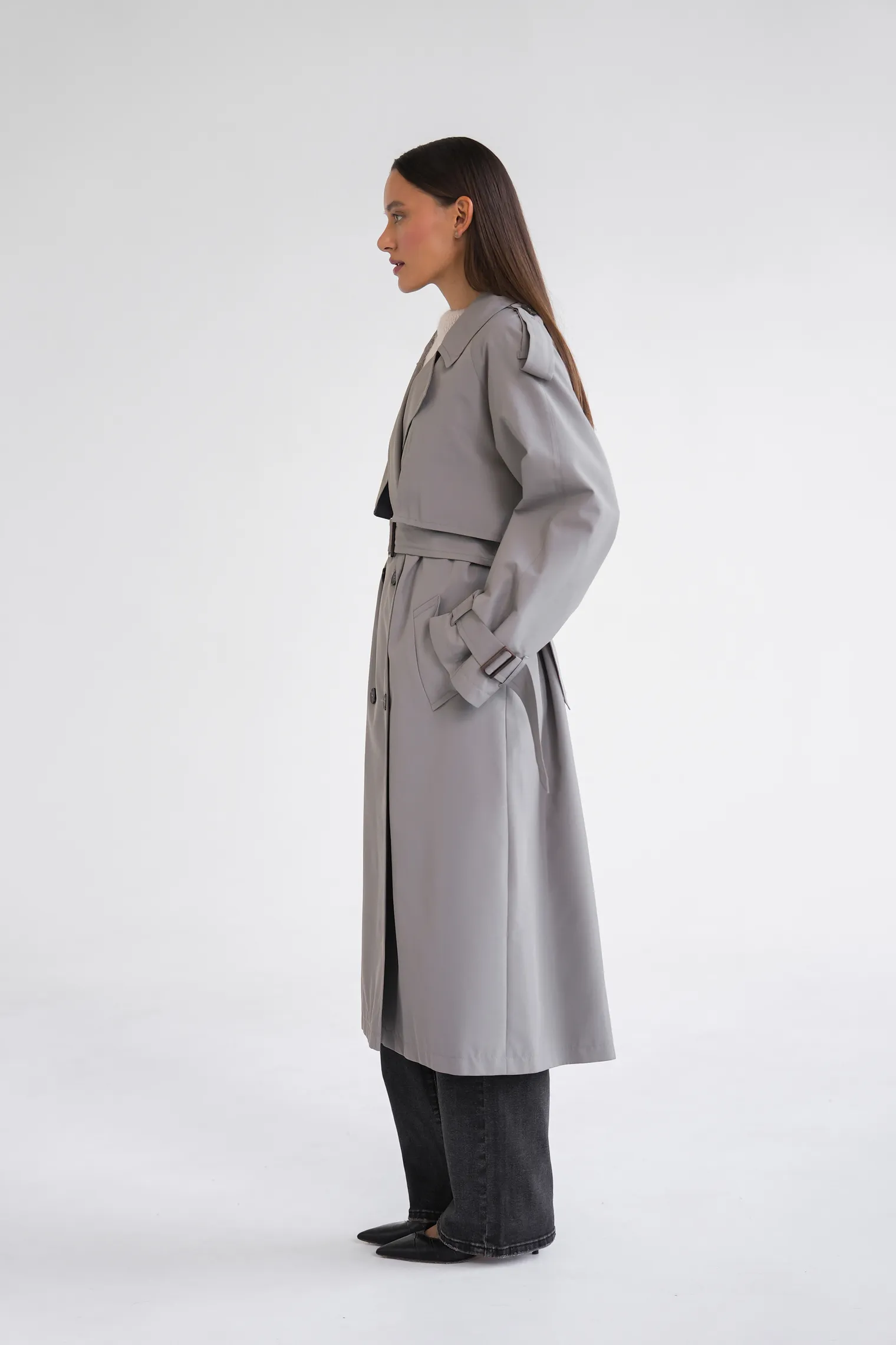 Тренч двубортный с поясом и рукавом реглан пепельного цвета фото 6