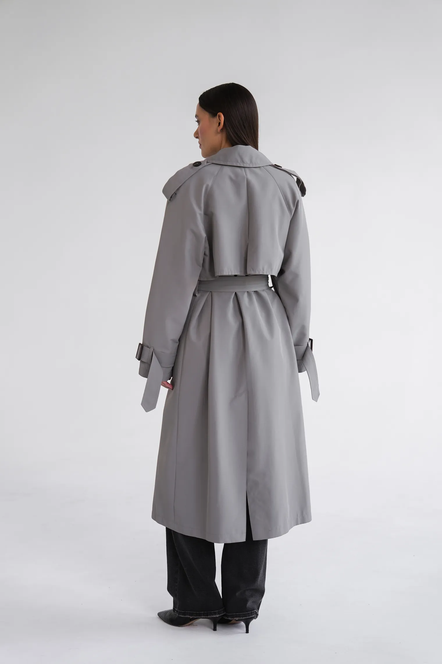 Тренч двубортный с поясом и рукавом реглан пепельного цвета фото 4