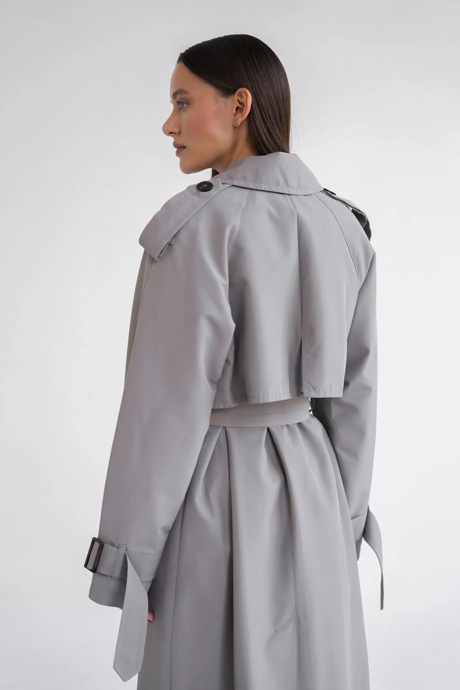 Тренч двубортный с поясом и рукавом реглан пепельного цвета фото 9