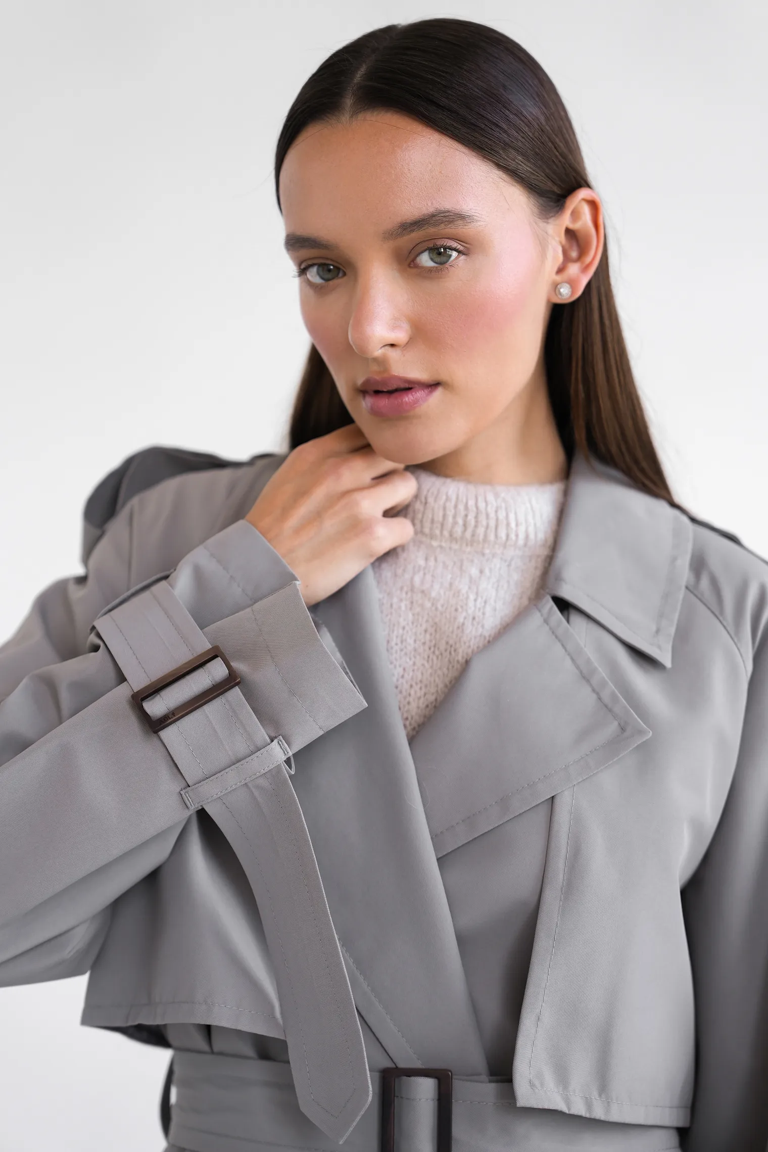 Тренч двубортный с поясом и рукавом реглан пепельного цвета фото 2