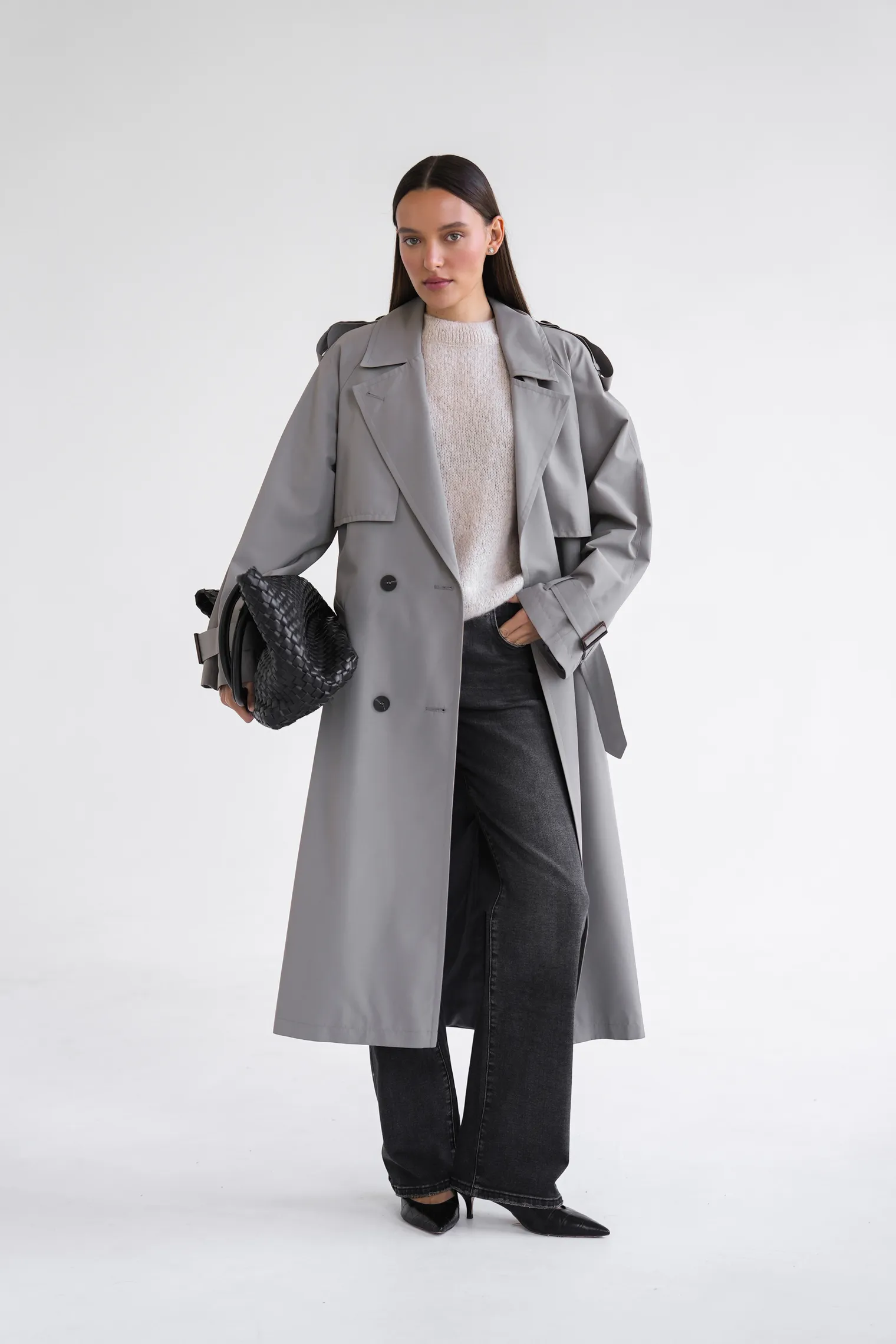 Тренч двубортный с поясом и рукавом реглан пепельного цвета фото 7