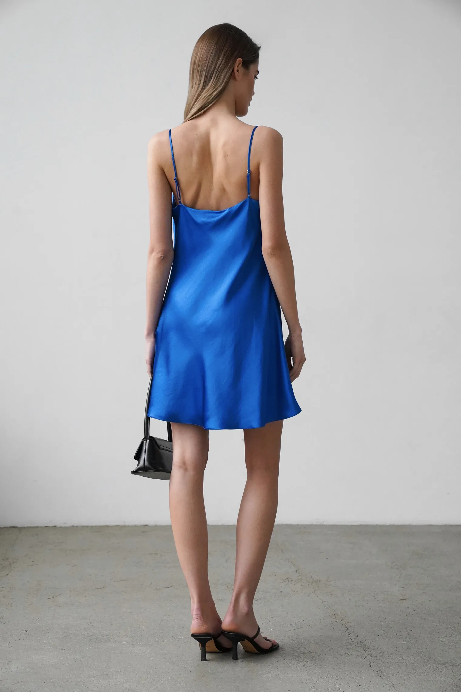 Платье-комбинация мини из струящейся ткани цвета санторини фото 4