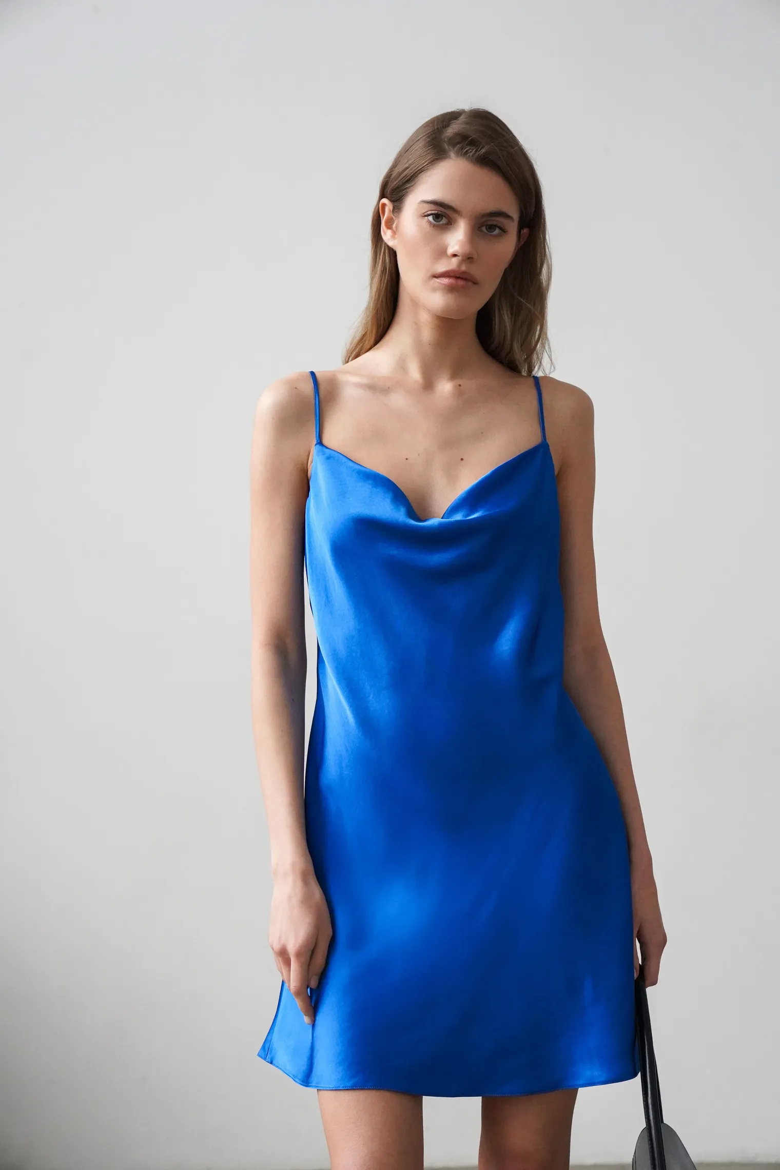 Платье-комбинация мини из струящейся ткани цвета санторини фото 1