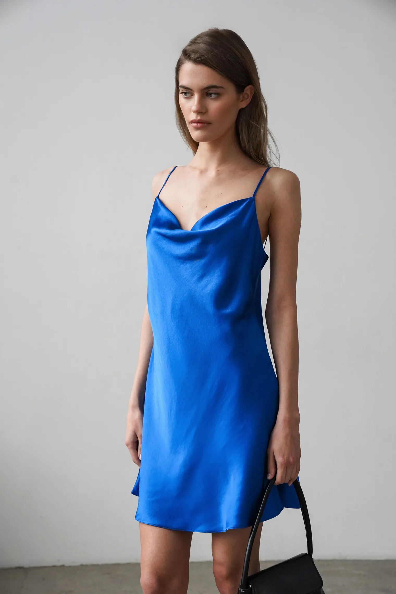 Платье-комбинация мини из струящейся ткани цвета санторини фото 5