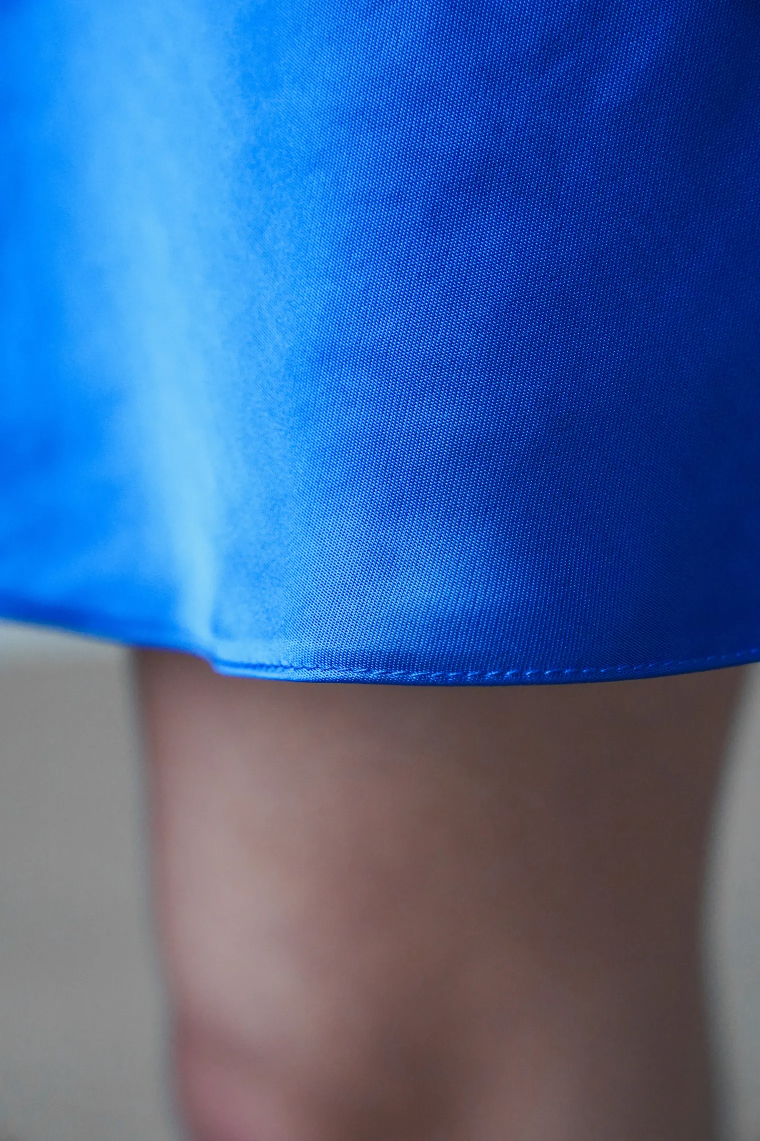 Платье-комбинация мини из струящейся ткани цвета санторини фото 2