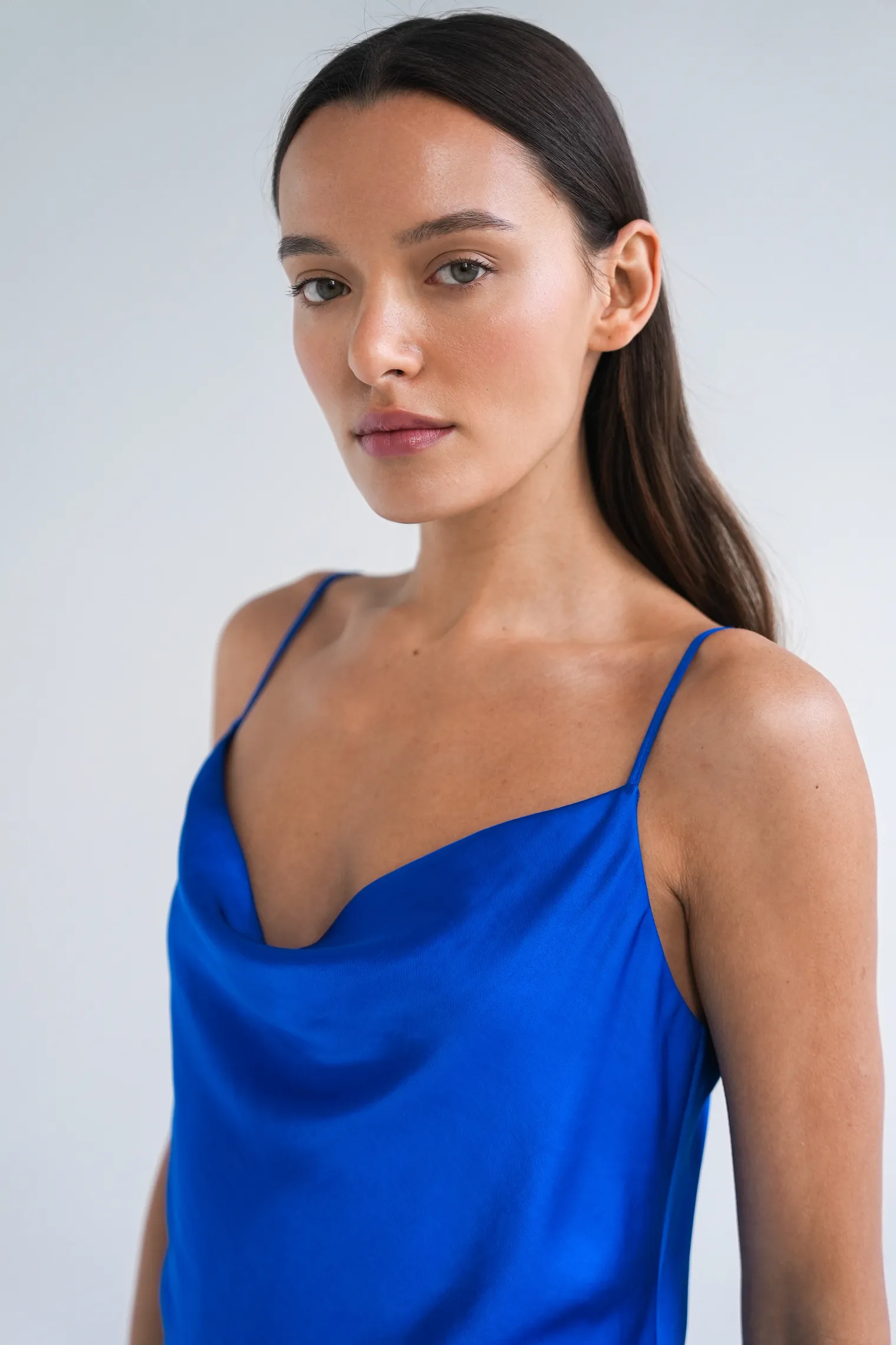 Платье-комбинация мини из струящейся ткани цвета санторини фото 5