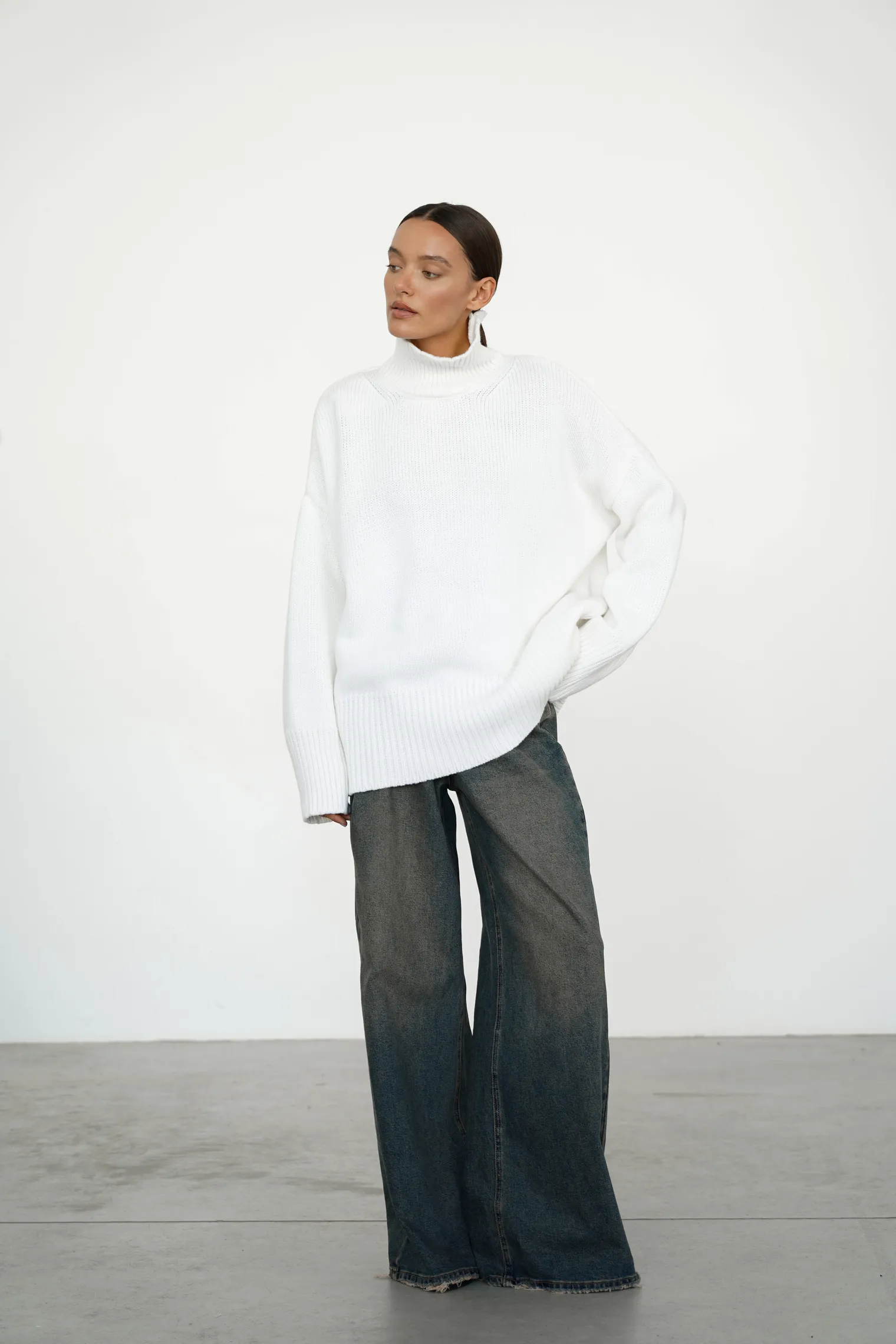 Джемпер крупной вязки с высоким воротником молочного цвета фото 6