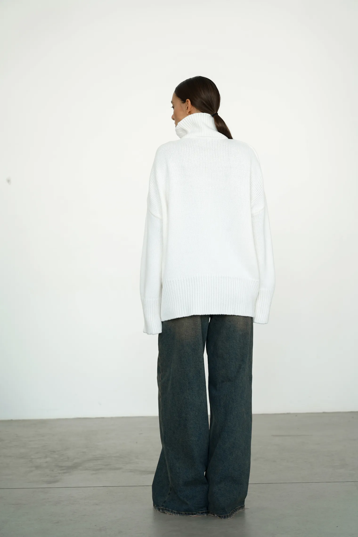 Джемпер крупной вязки с высоким воротником молочного цвета фото 4