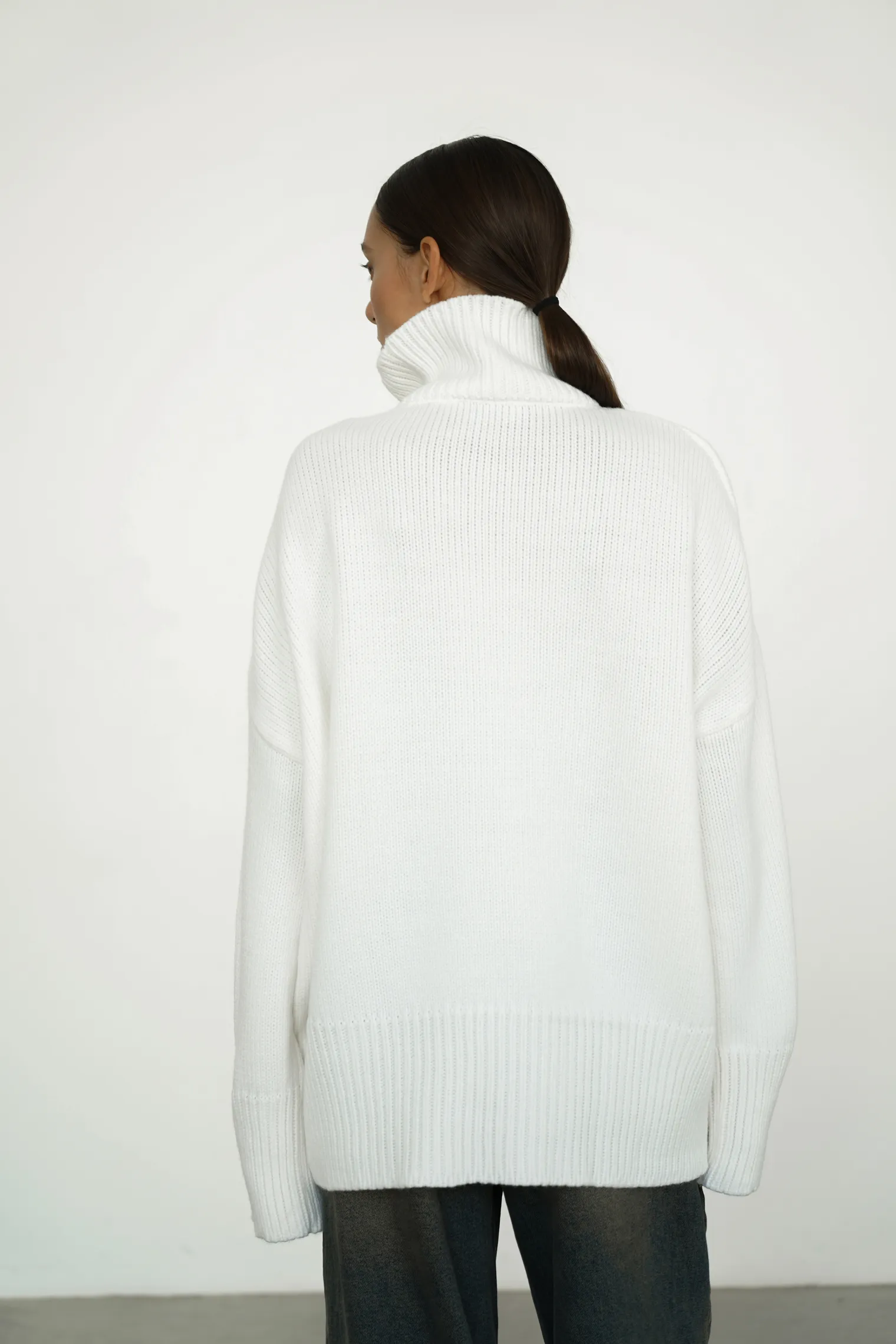 Джемпер крупной вязки с высоким воротником молочного цвета фото 7