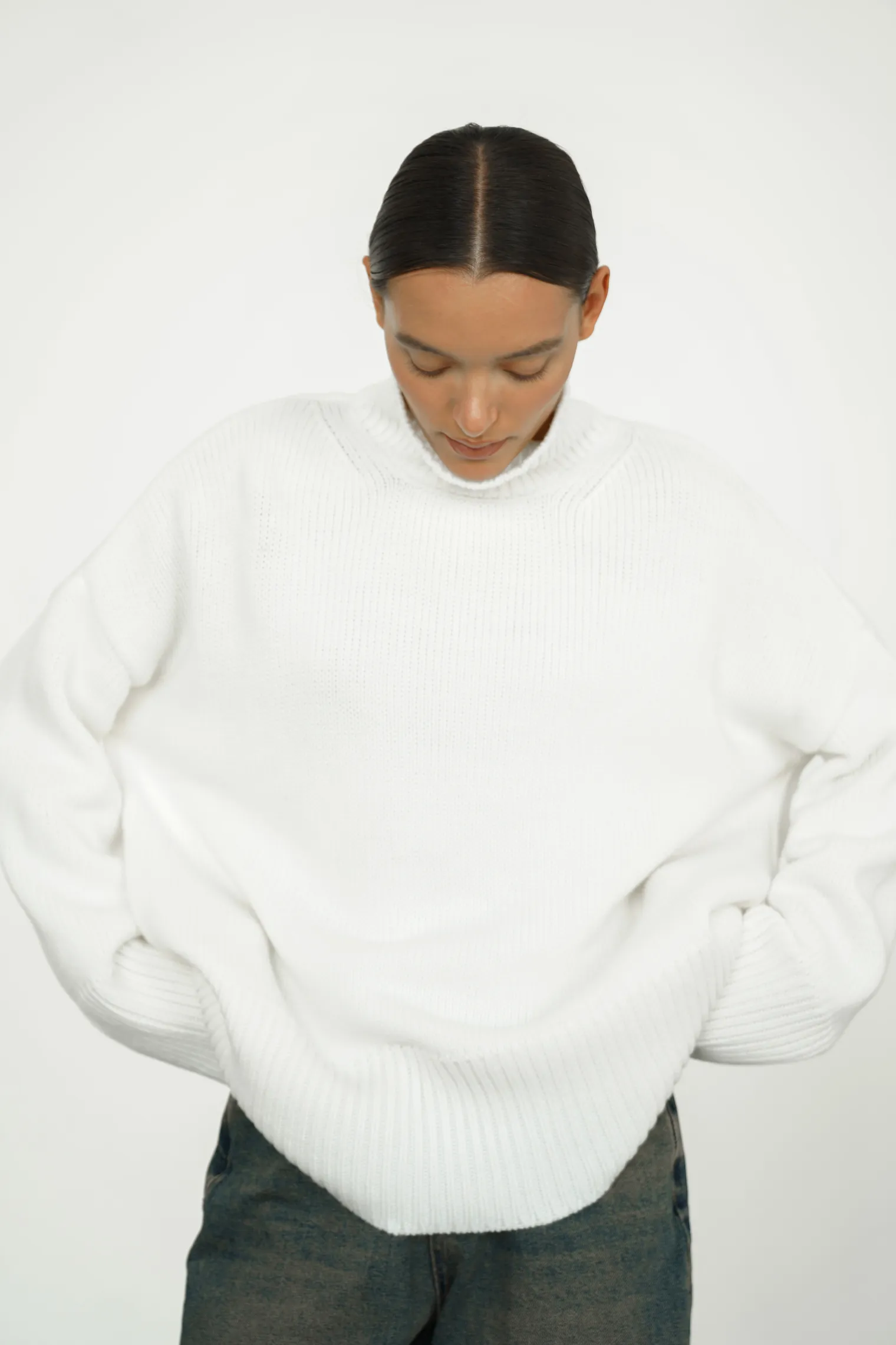 Джемпер крупной вязки с высоким воротником молочного цвета фото 5