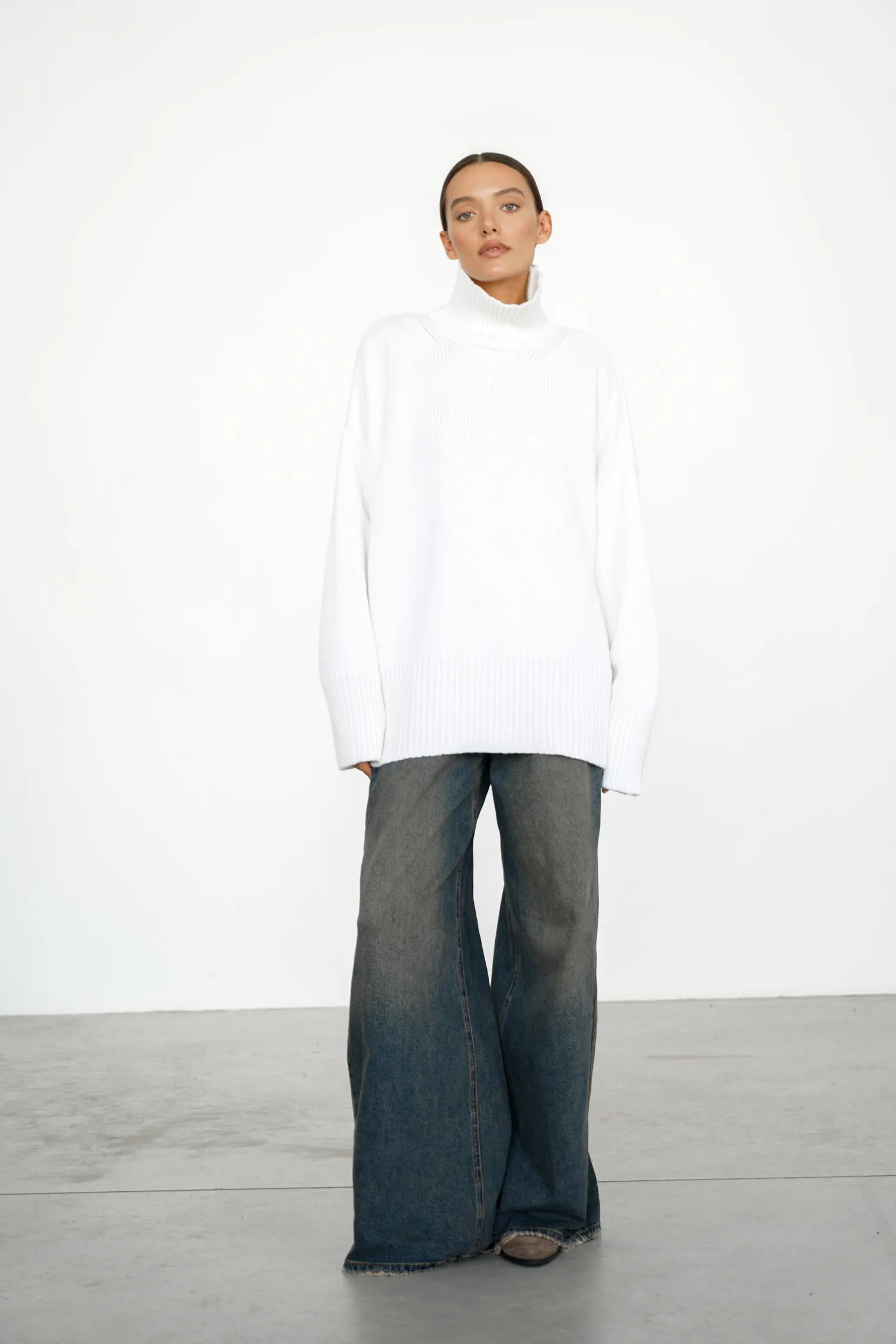 Джемпер крупной вязки с высоким воротником молочного цвета фото 3