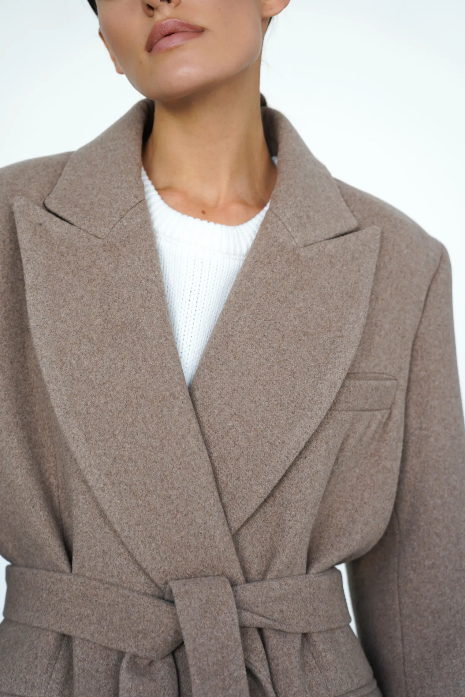 Двубортное пальто с накладными карманами бежевого цвета фото 6