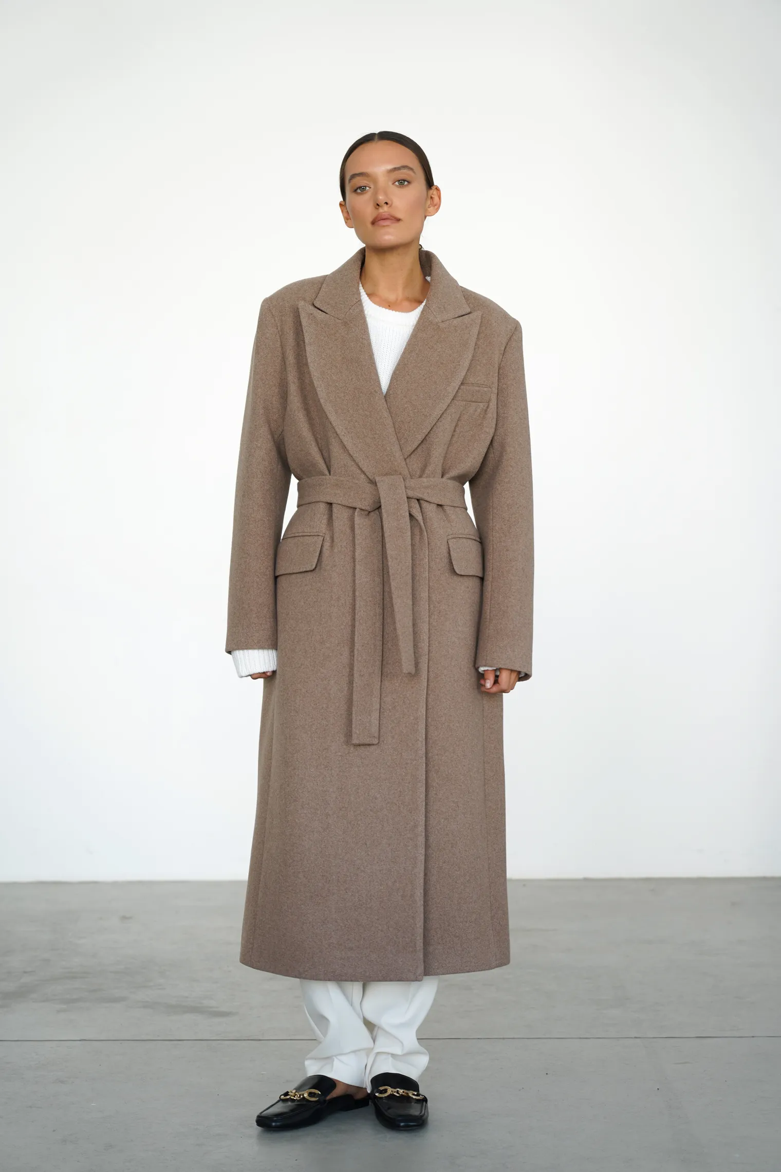 Двубортное пальто с накладными карманами бежевого цвета фото 1