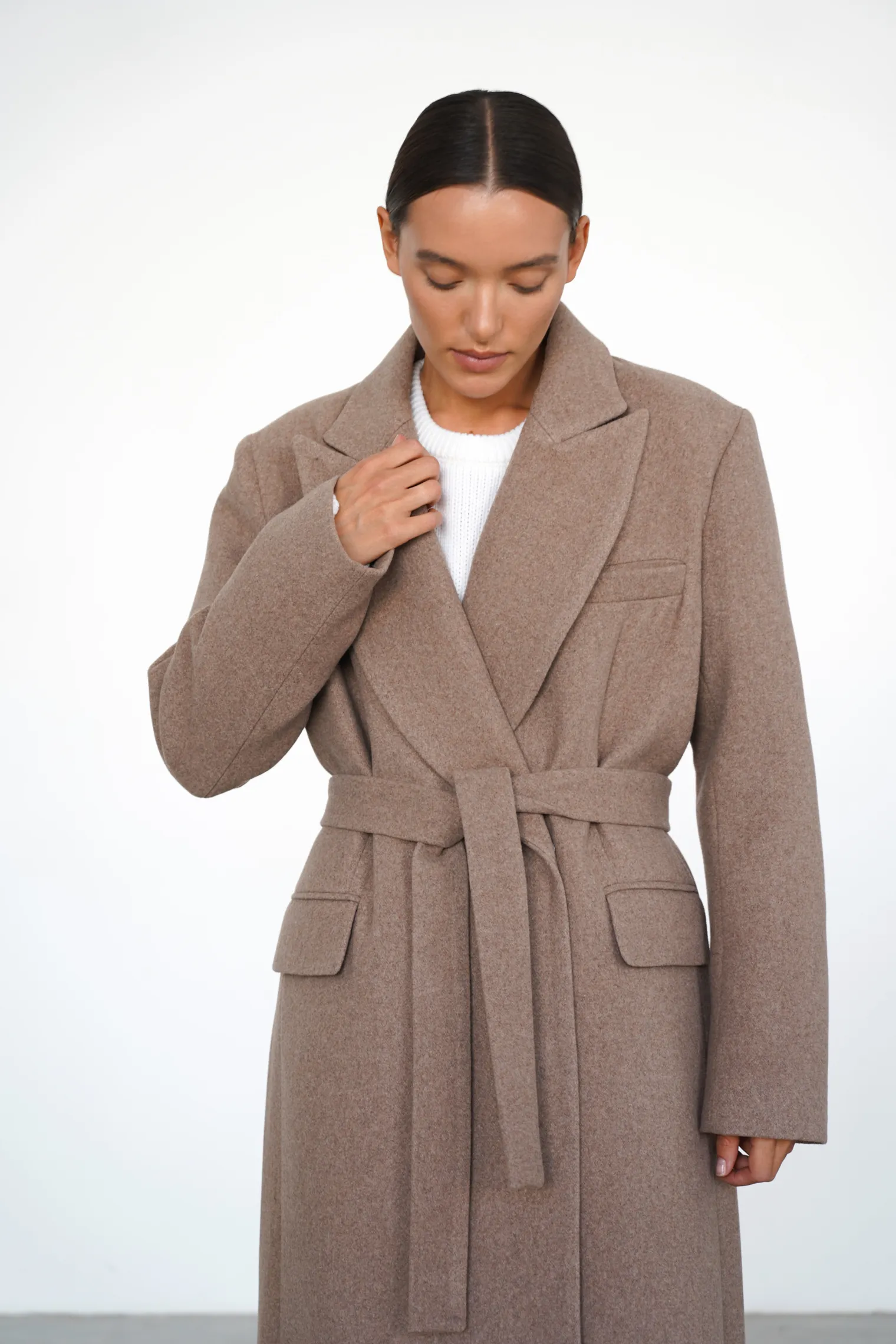 Двубортное пальто с накладными карманами бежевого цвета фото 7