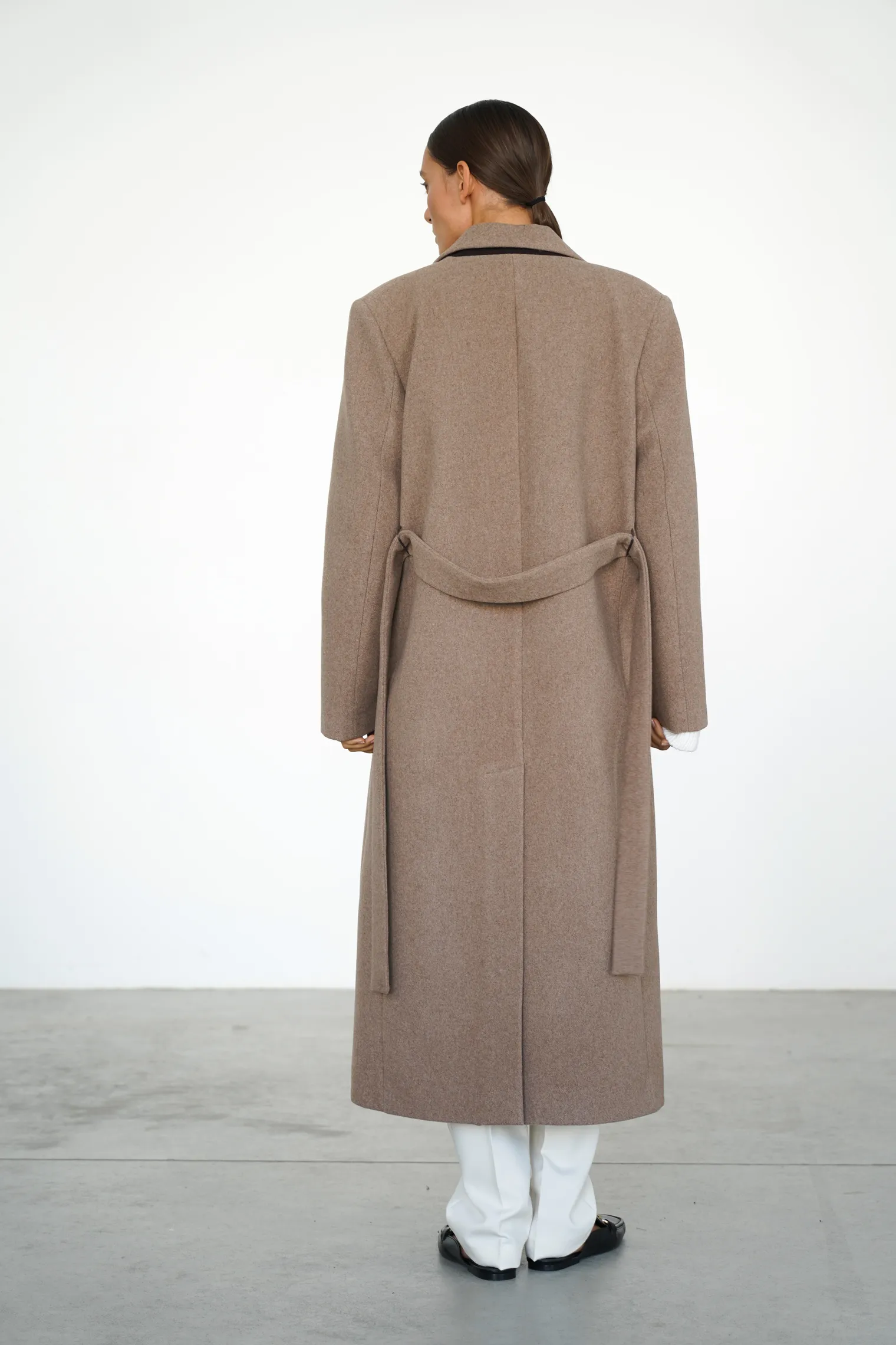 Двубортное пальто с накладными карманами бежевого цвета фото 4