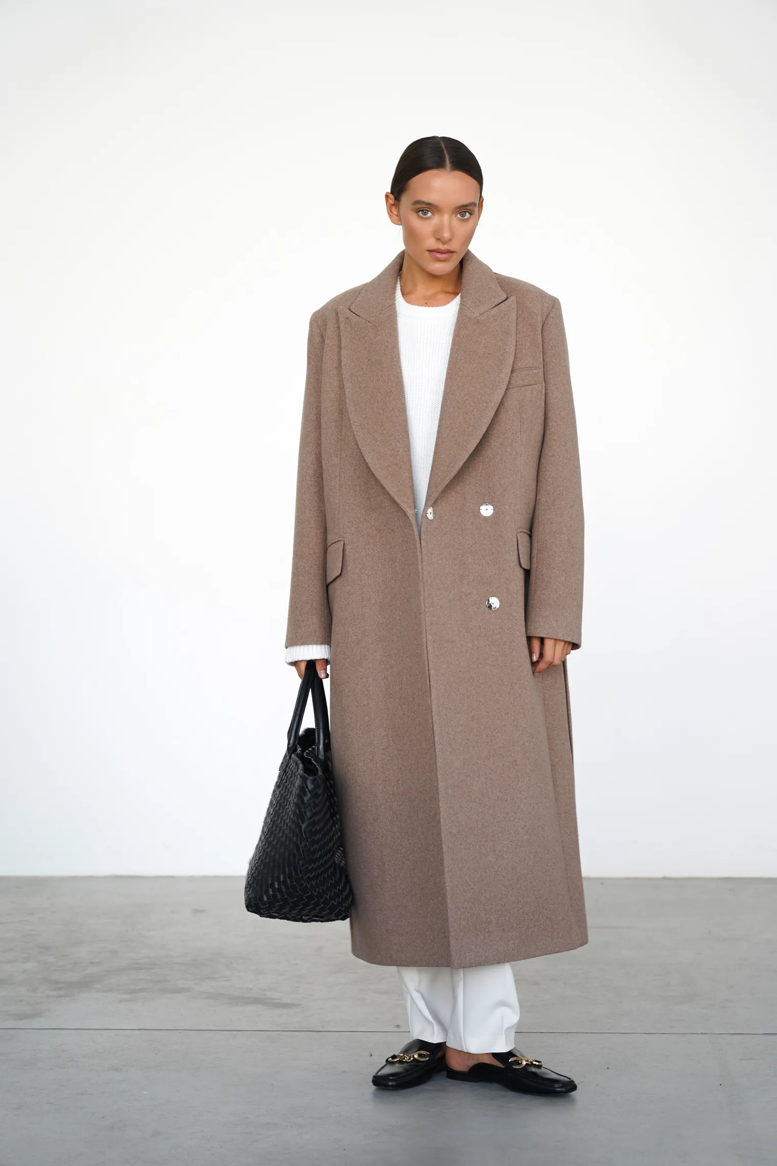 Двубортное пальто с накладными карманами бежевого цвета фото 3