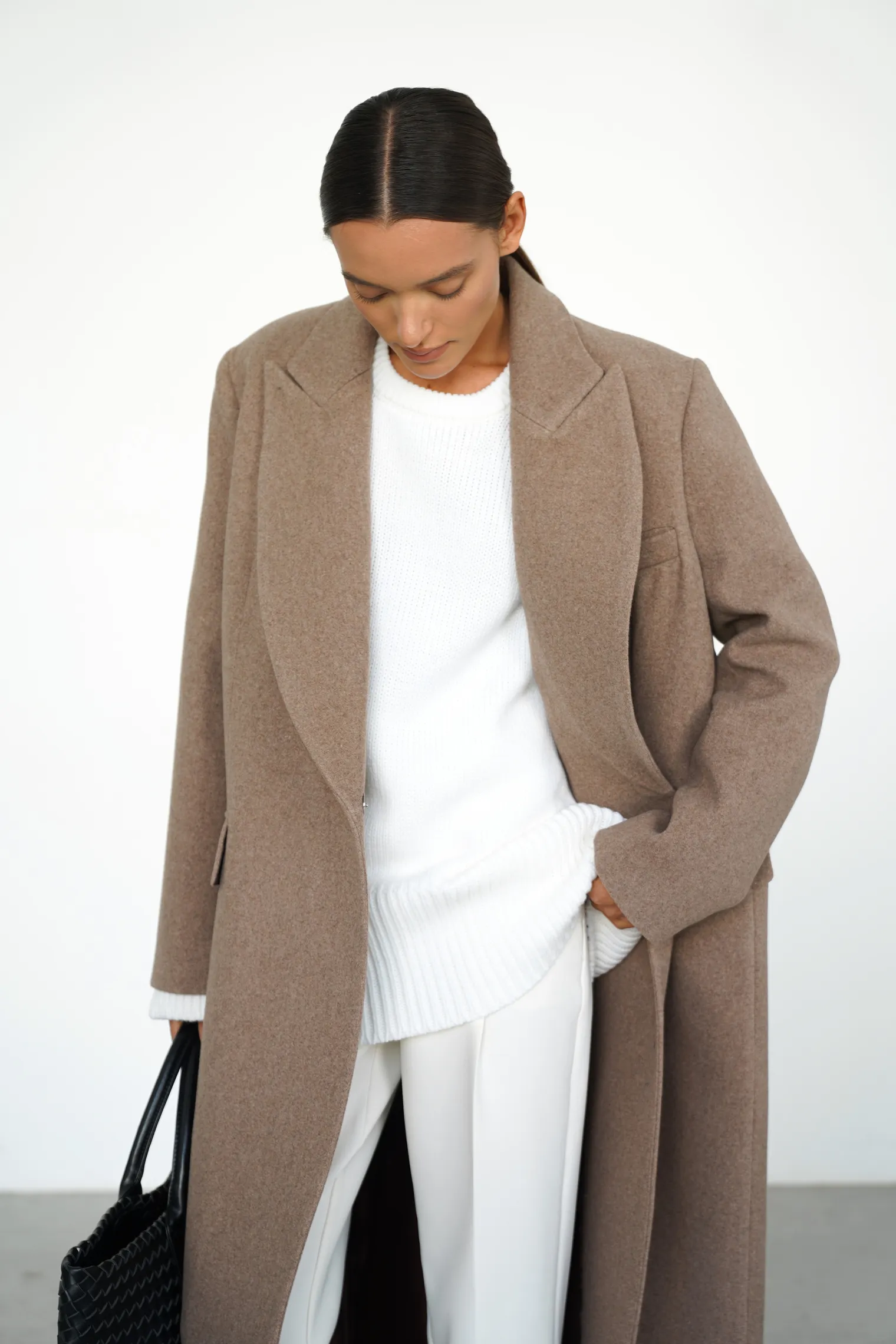 Двубортное пальто с накладными карманами бежевого цвета фото 5