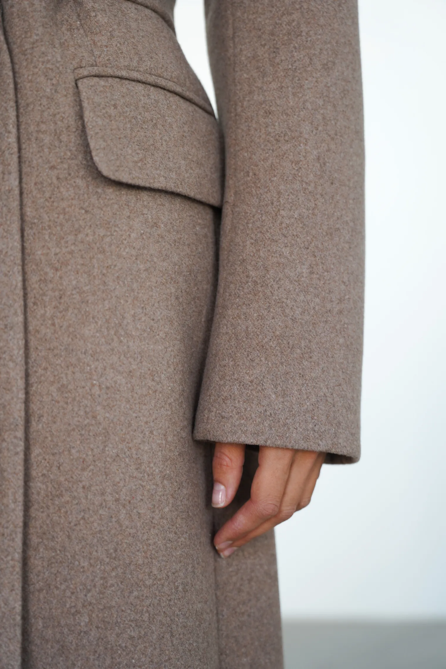 Двубортное пальто с накладными карманами бежевого цвета фото 2