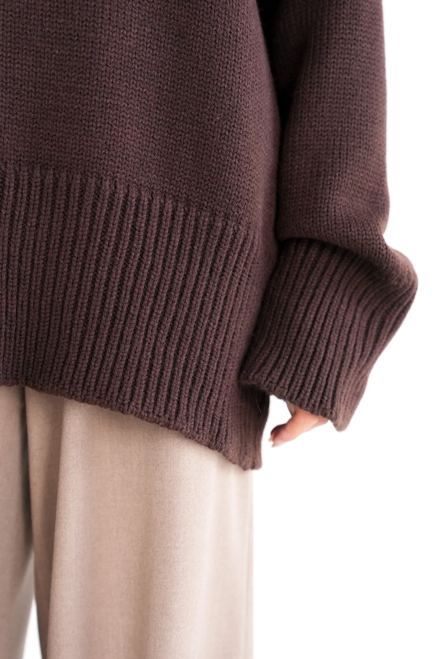 Джемпер крупной вязки с высоким воротником цвета горький шоколад фото 2