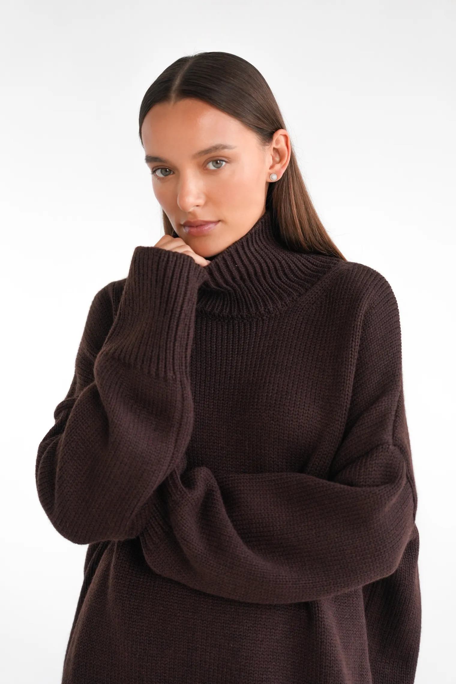 Джемпер крупной вязки с высоким воротником цвета горький шоколад фото 7