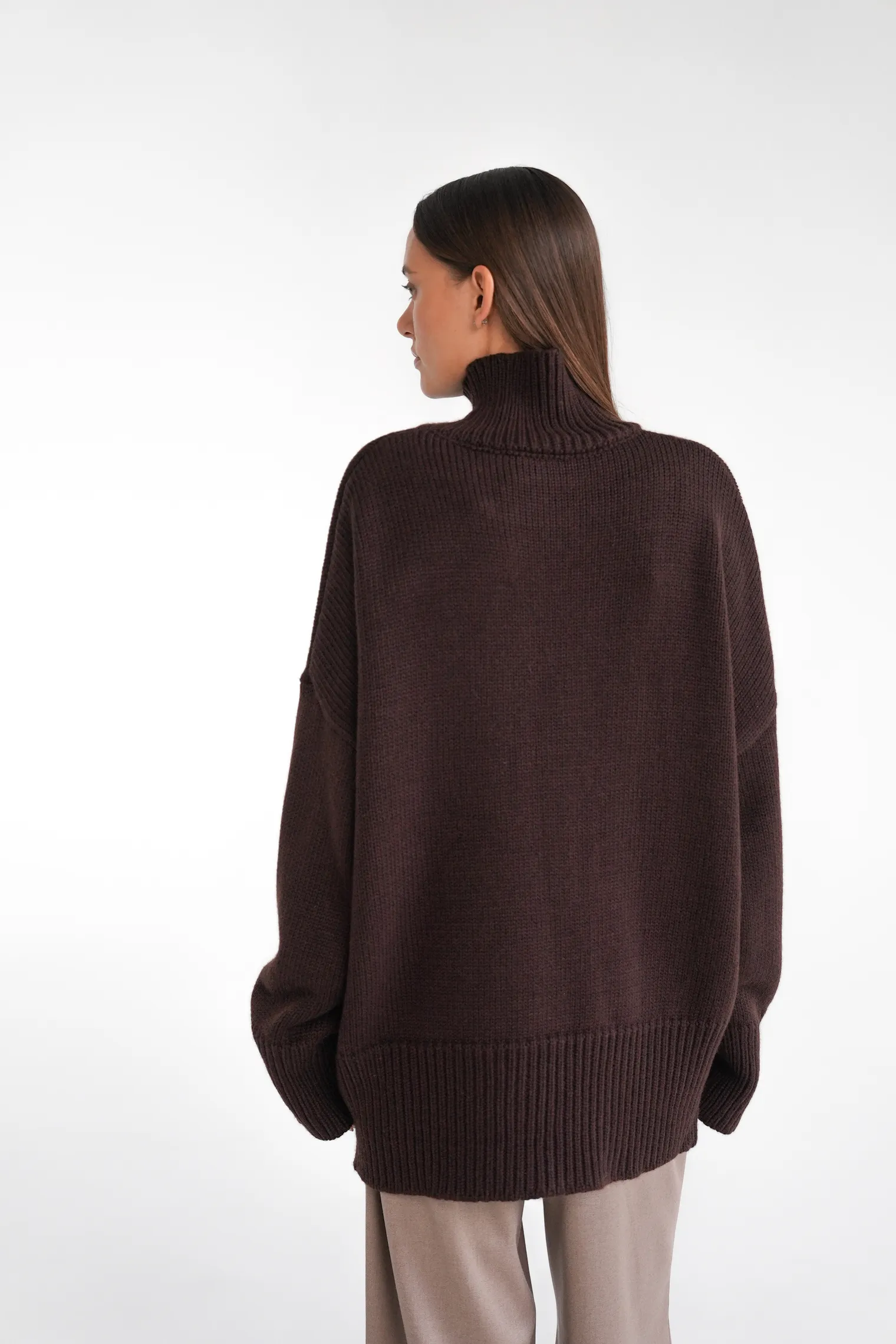 Джемпер крупной вязки с высоким воротником цвета горький шоколад фото 4
