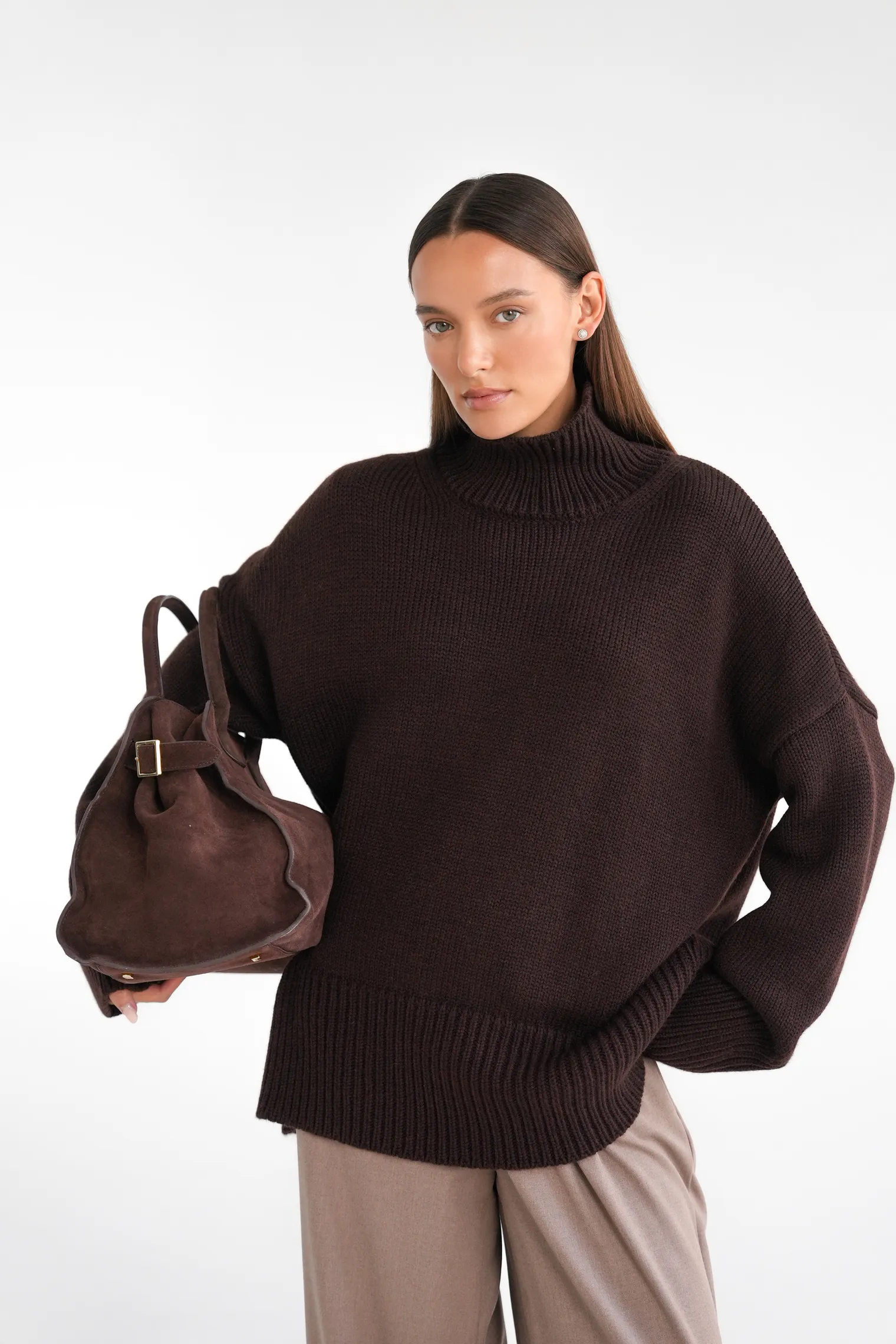 Джемпер крупной вязки с высоким воротником цвета горький шоколад фото 1