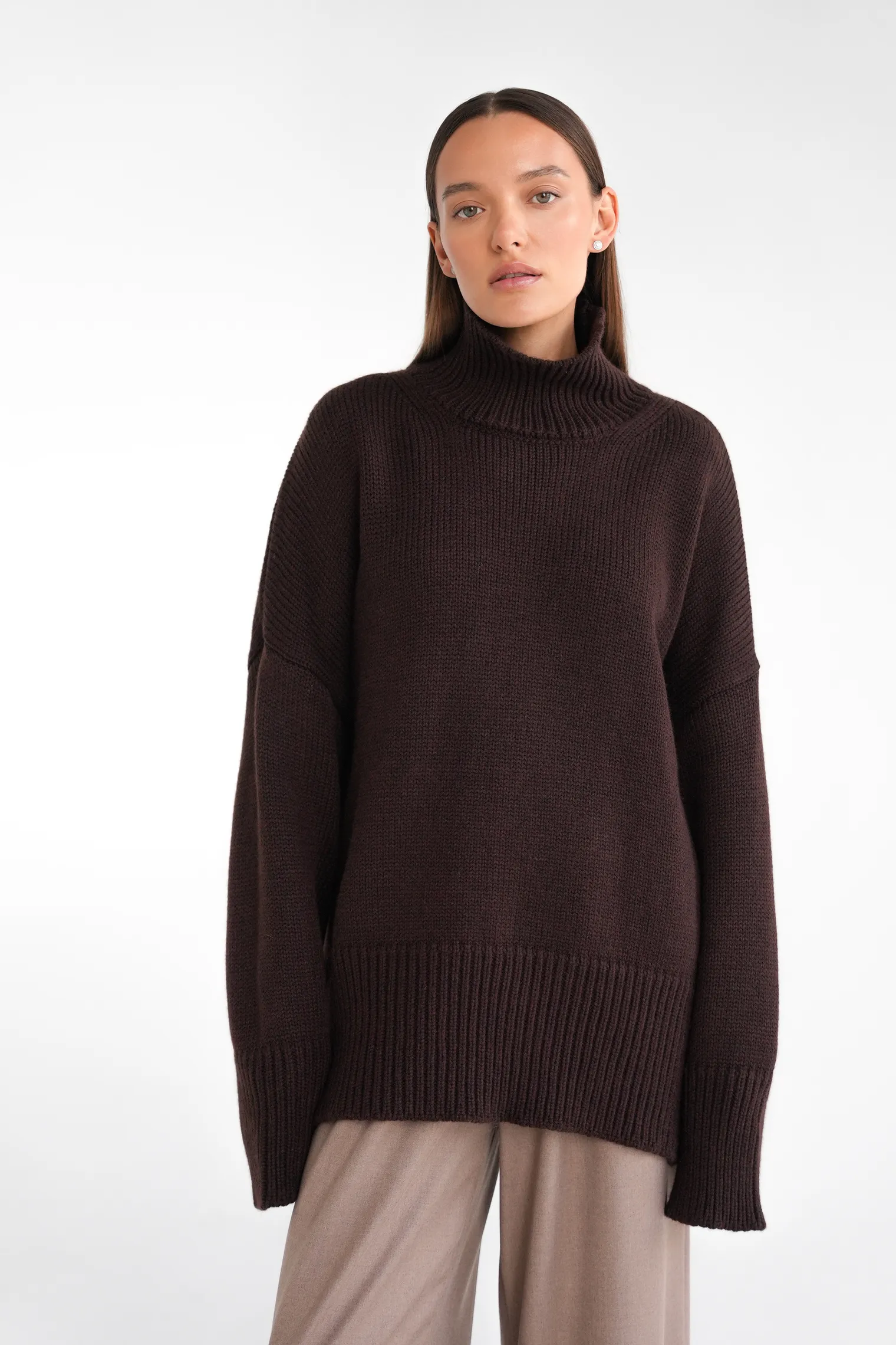 Джемпер крупной вязки с высоким воротником цвета горький шоколад фото 6
