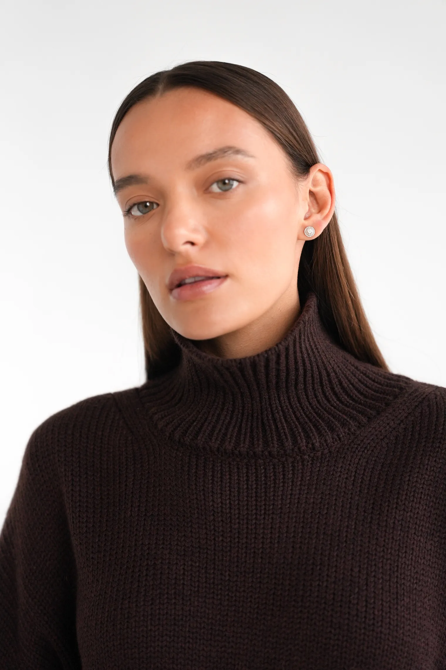 Джемпер крупной вязки с высоким воротником цвета горький шоколад фото 5