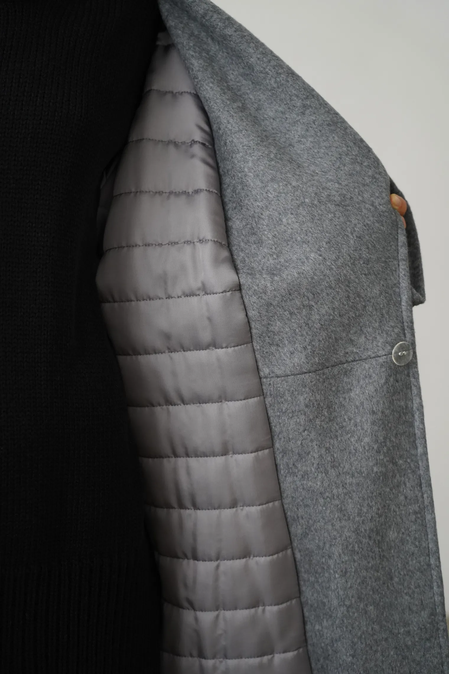 Зимнее пальто-халат с цельнокройным рукавом пепельного цвета фото 2