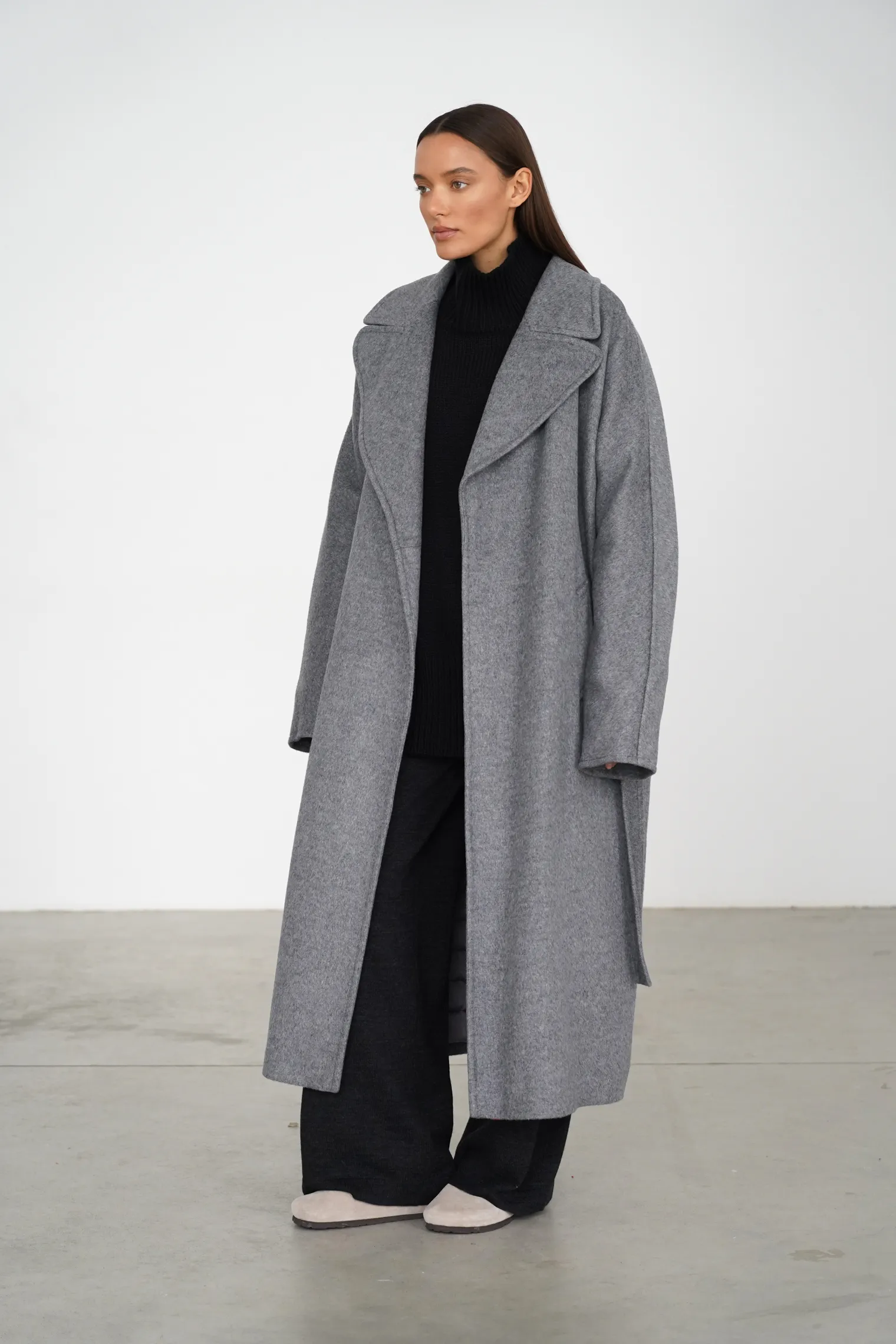 Зимнее пальто-халат с цельнокройным рукавом пепельного цвета фото 3