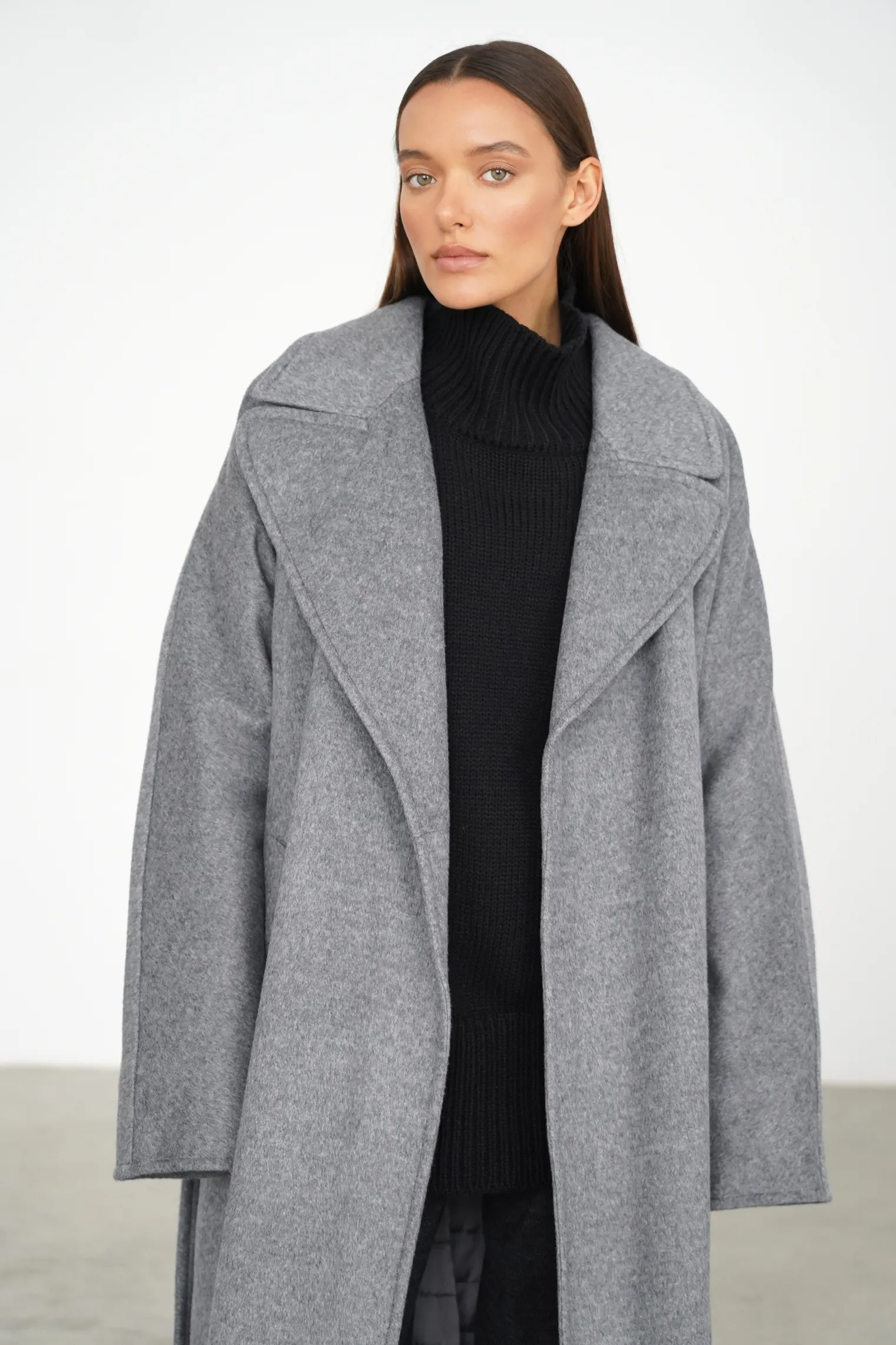 Зимнее пальто-халат с цельнокройным рукавом пепельного цвета фото 6