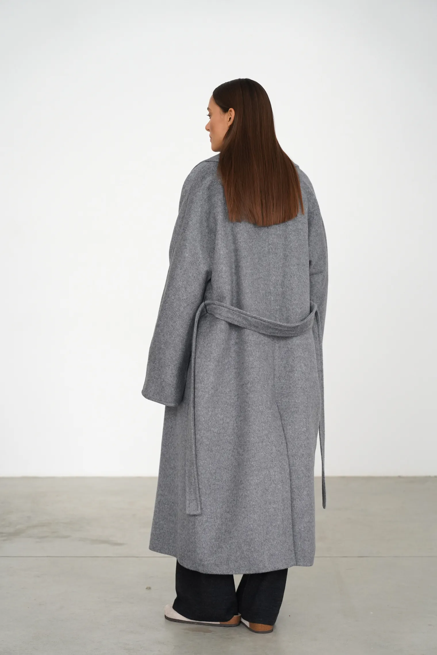 Зимнее пальто-халат с цельнокройным рукавом пепельного цвета фото 4