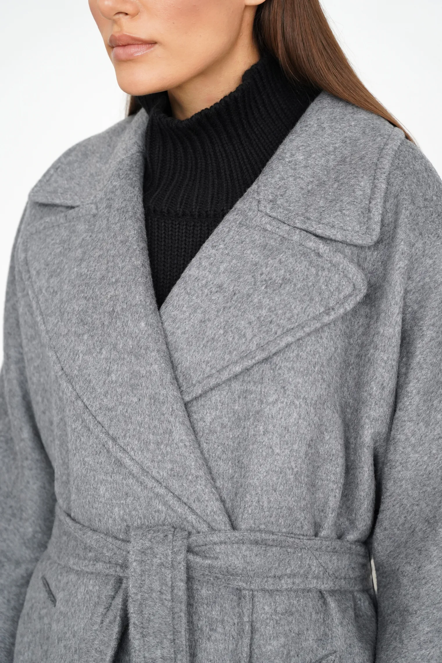 Зимнее пальто-халат с цельнокройным рукавом пепельного цвета фото 5