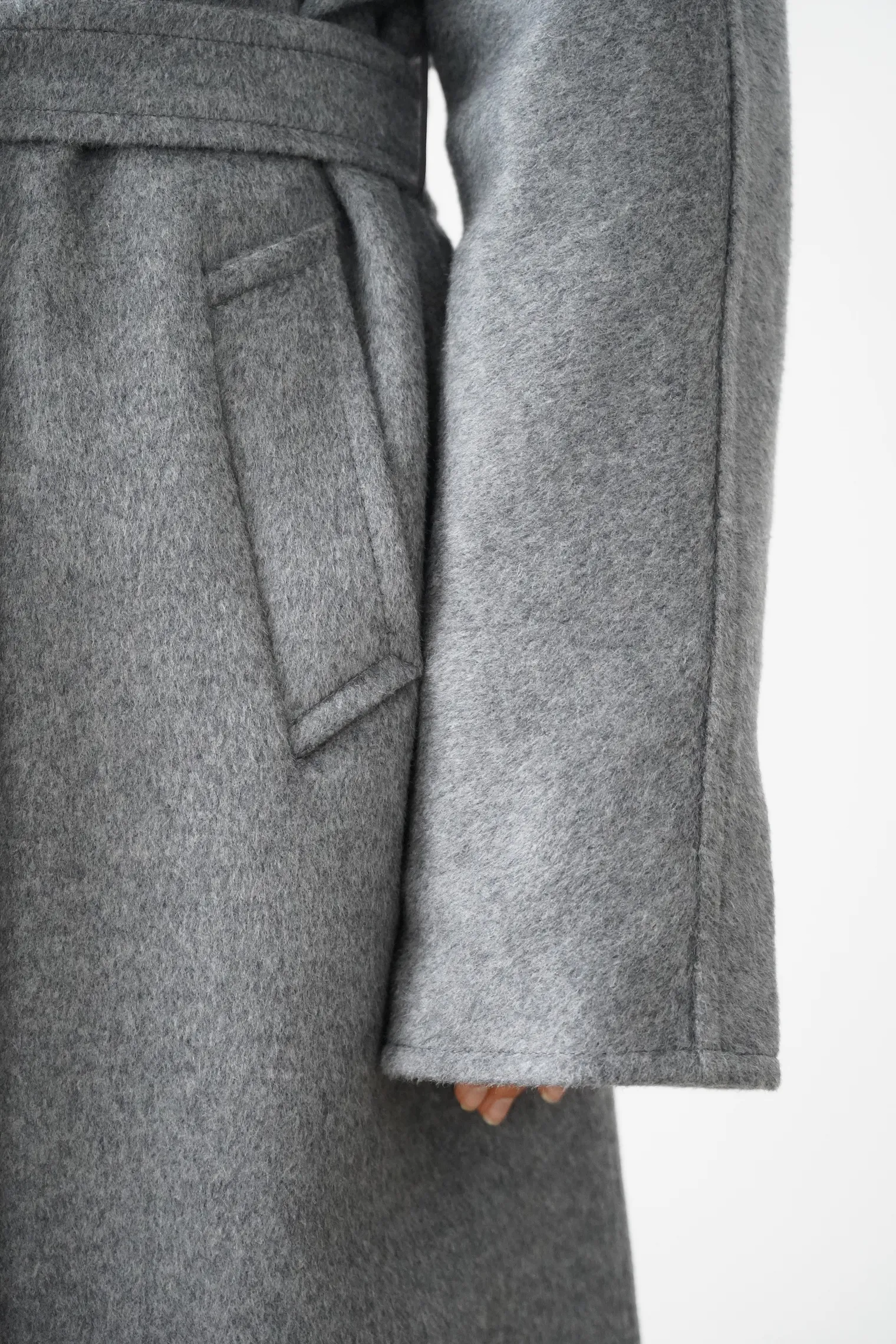Зимнее пальто-халат с цельнокройным рукавом пепельного цвета фото 7