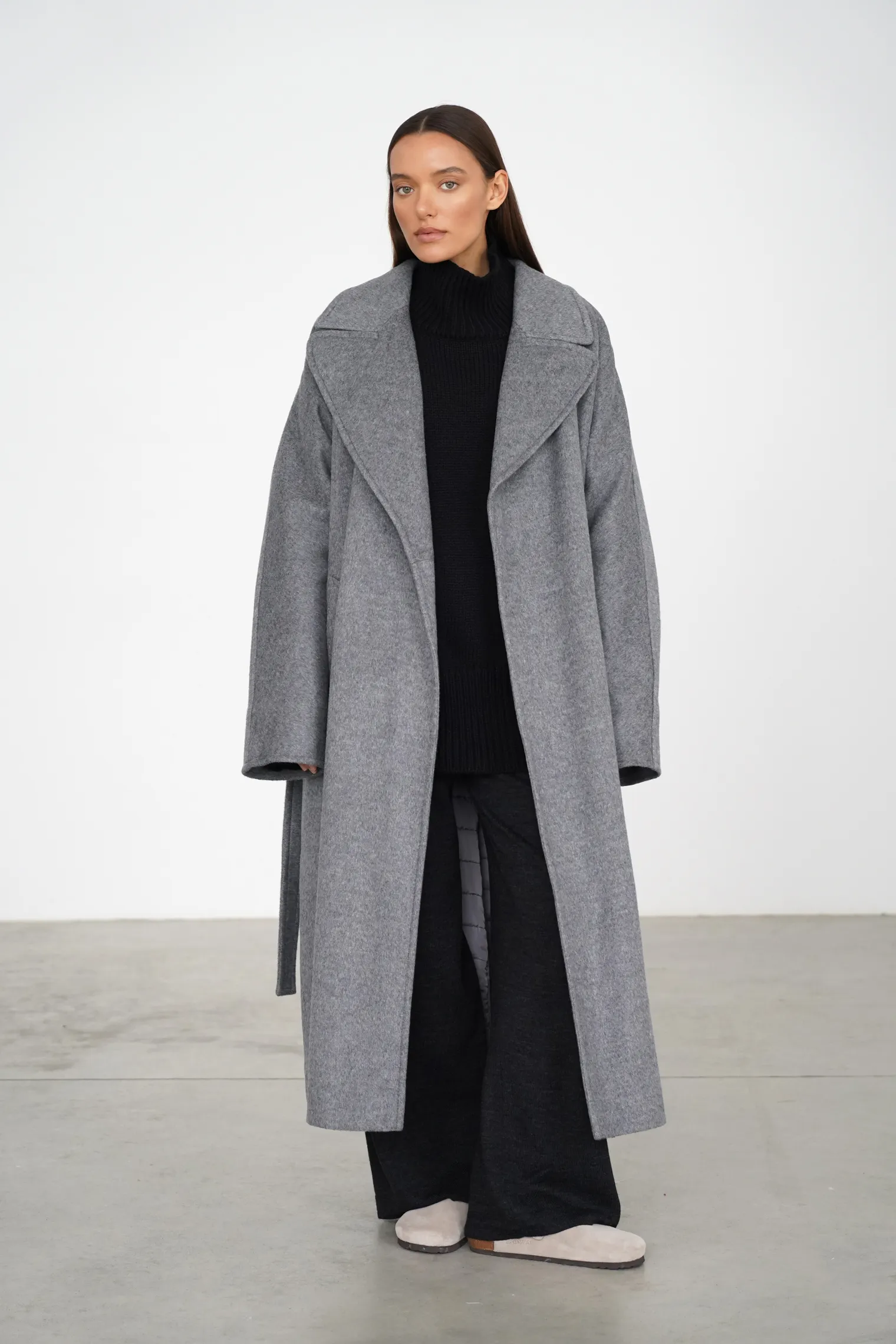 Зимнее пальто-халат с цельнокройным рукавом пепельного цвета фото 1