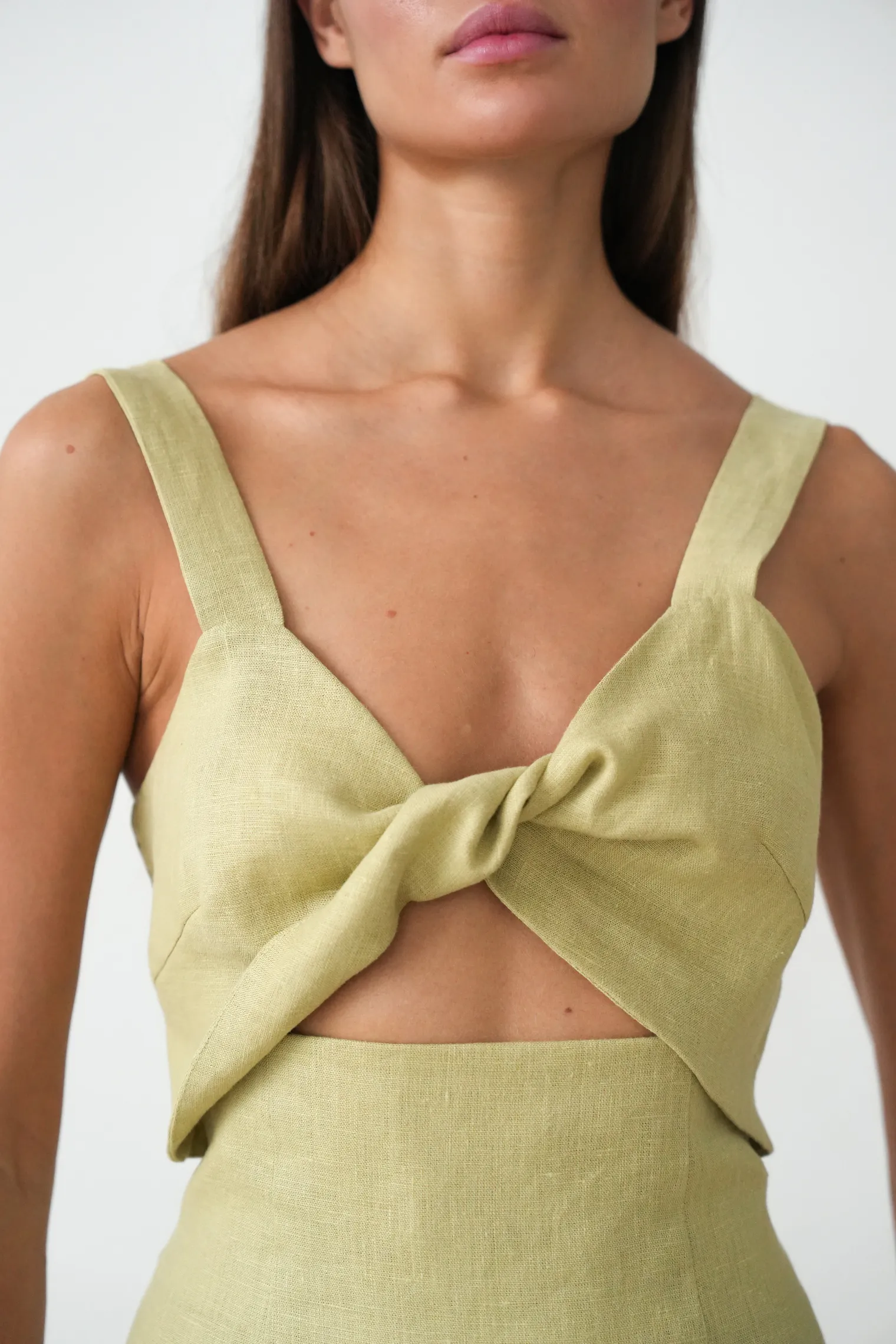 Платье на бретелях изо льна оливкового цвета фото 2