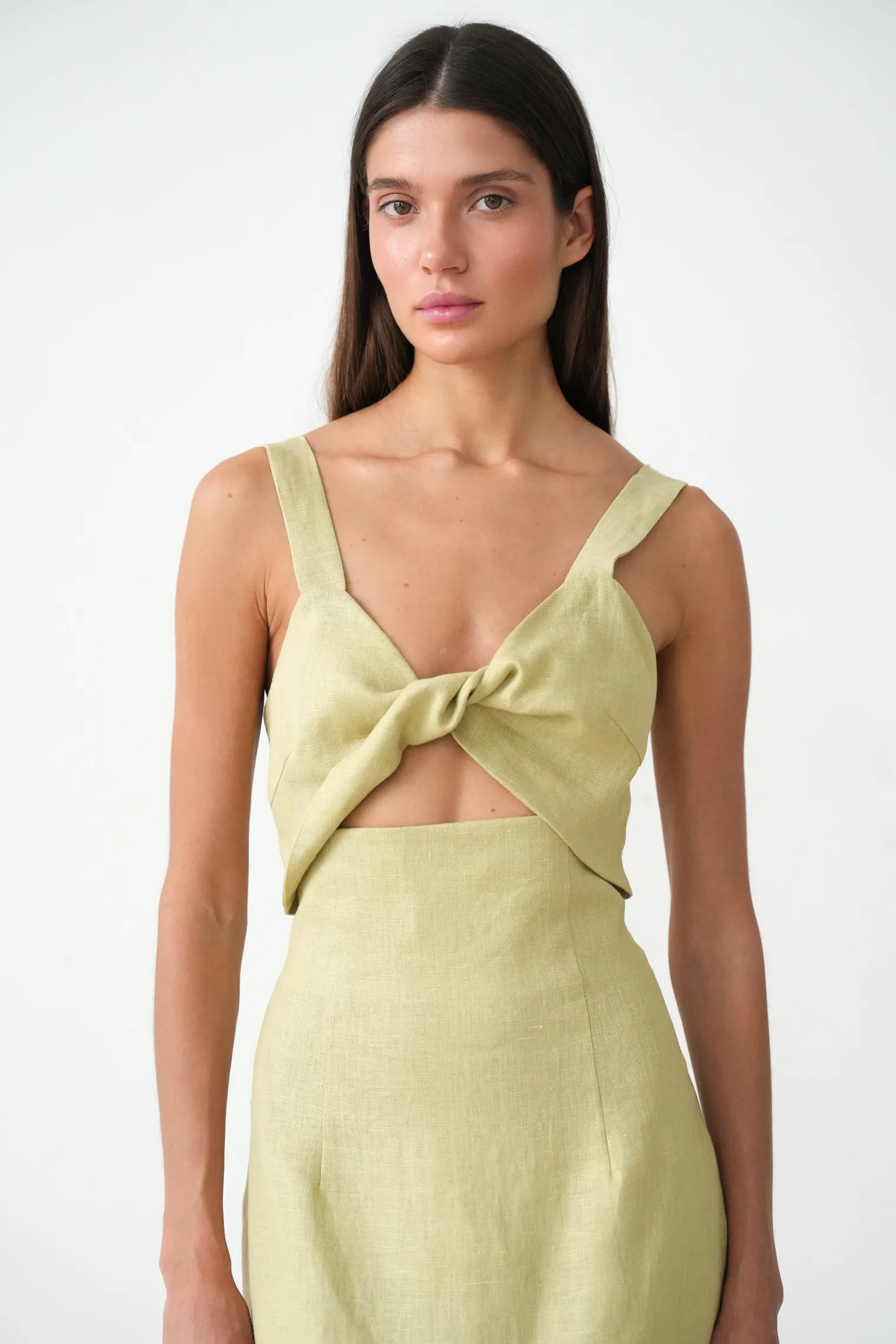 Платье на бретелях изо льна оливкового цвета фото 5