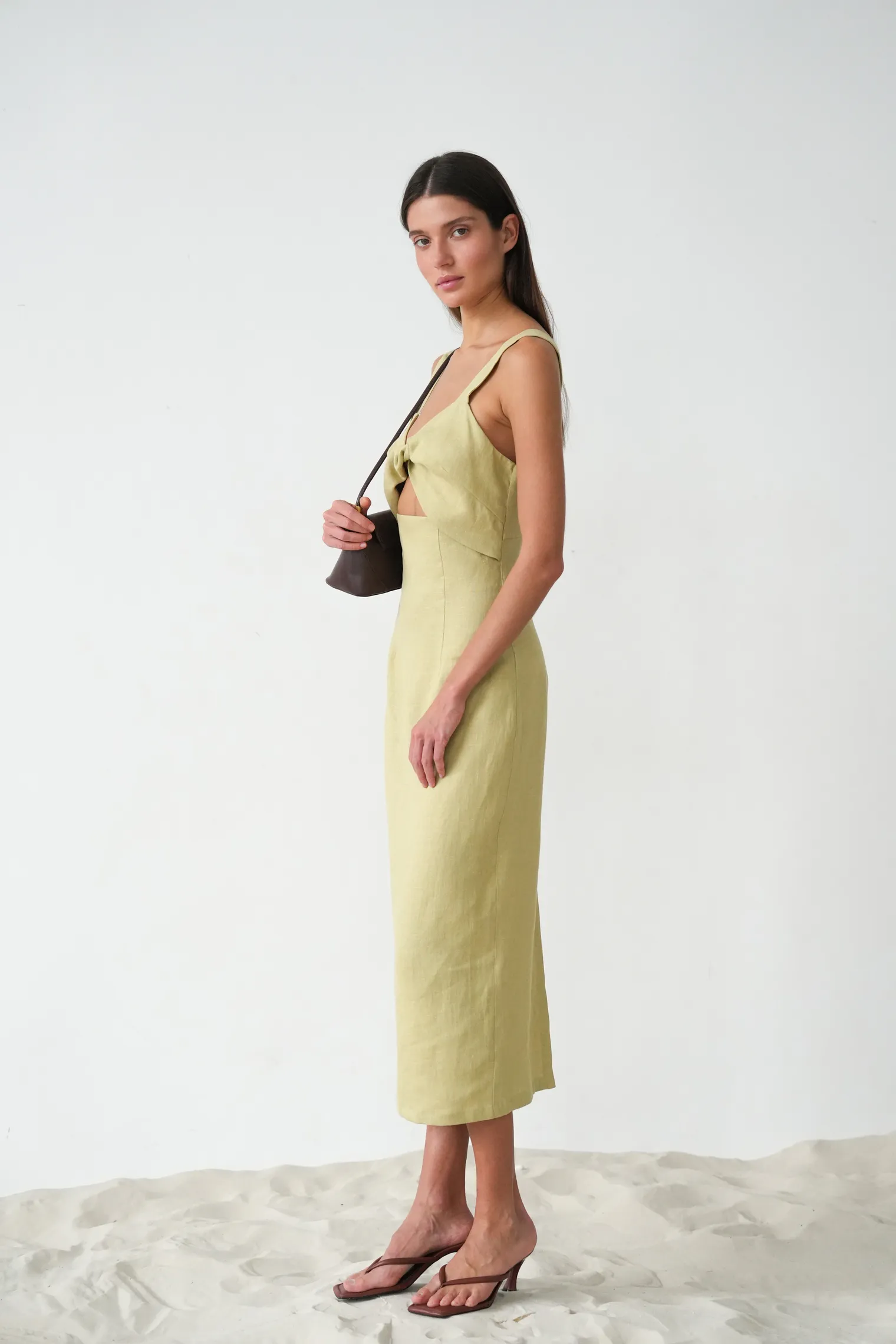 Платье на бретелях изо льна оливкового цвета фото 3