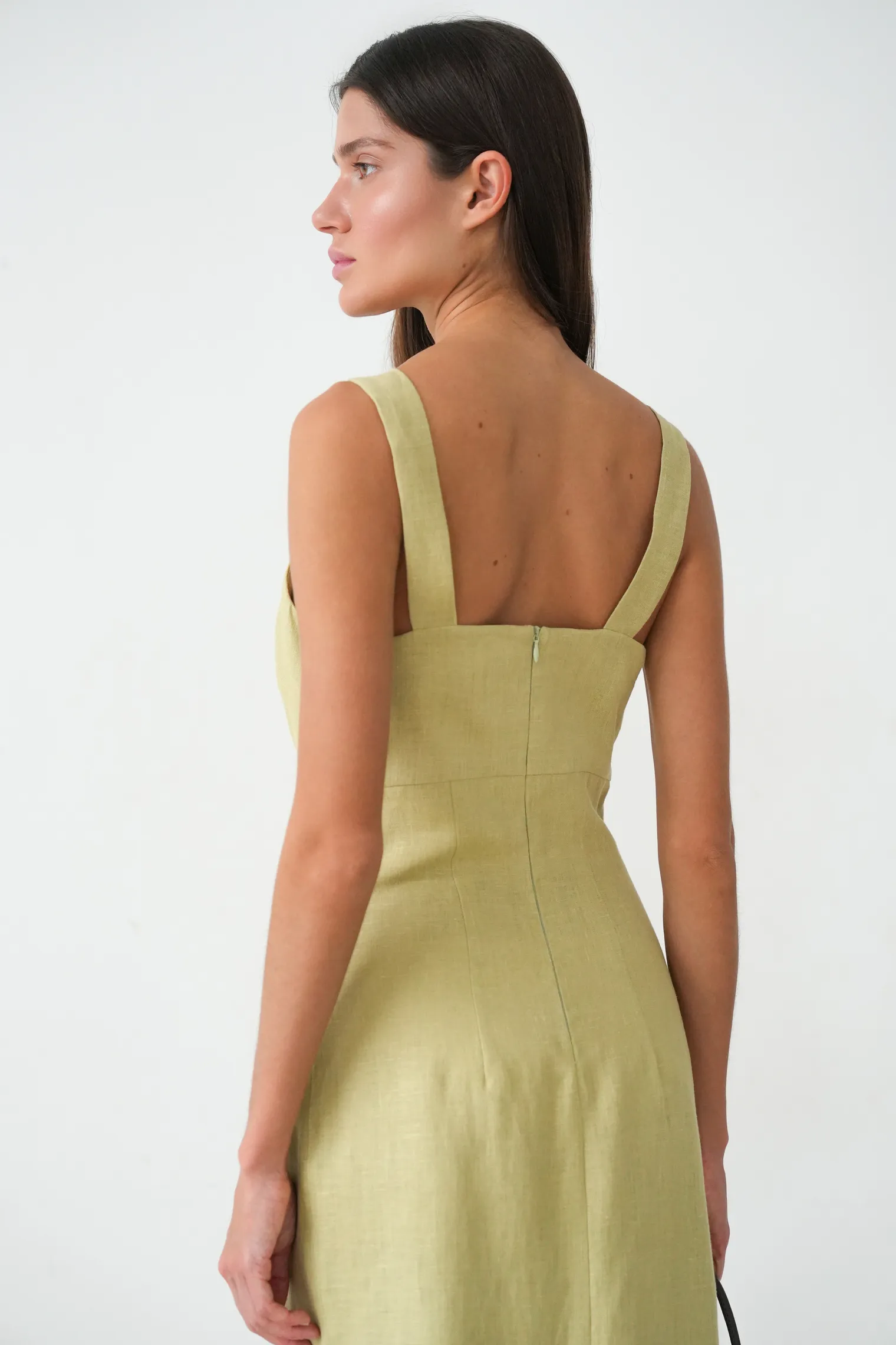Платье на бретелях изо льна оливкового цвета фото 7