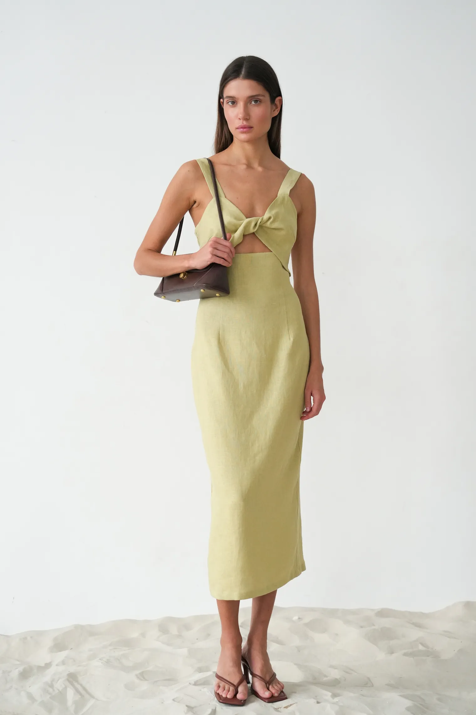 Платье на бретелях изо льна оливкового цвета фото 1