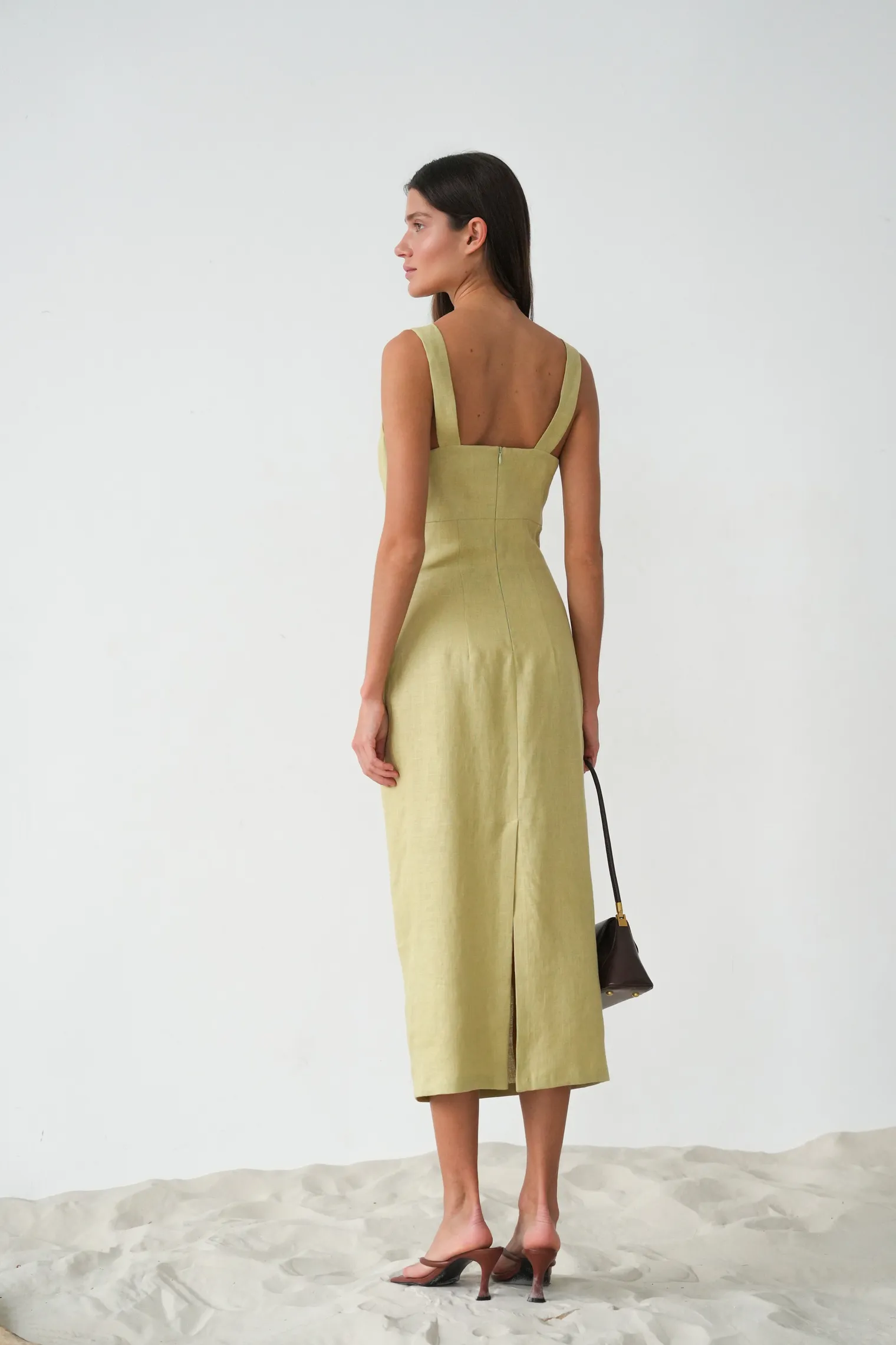Платье на бретелях изо льна оливкового цвета фото 4