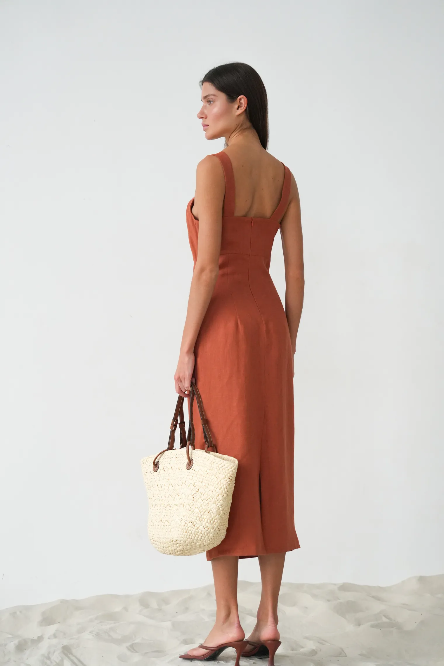 Платье на бретелях изо льна терракотового цвета фото 4