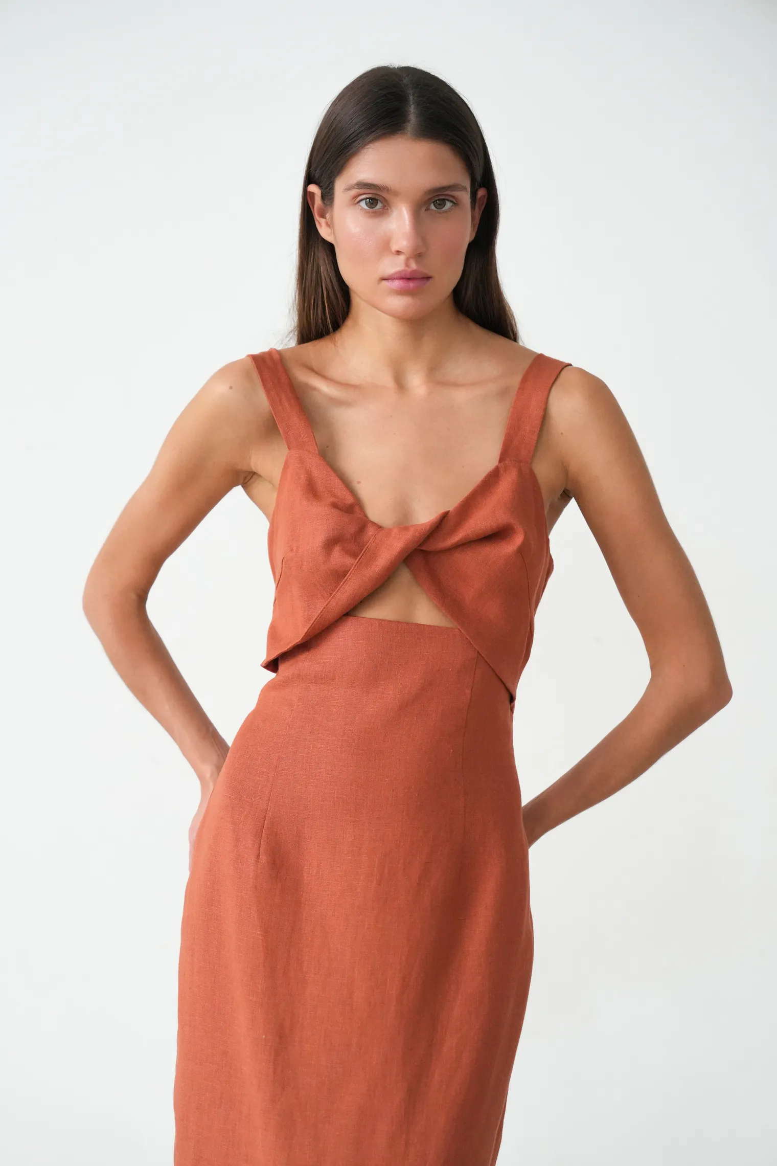 Платье на бретелях изо льна терракотового цвета фото 5