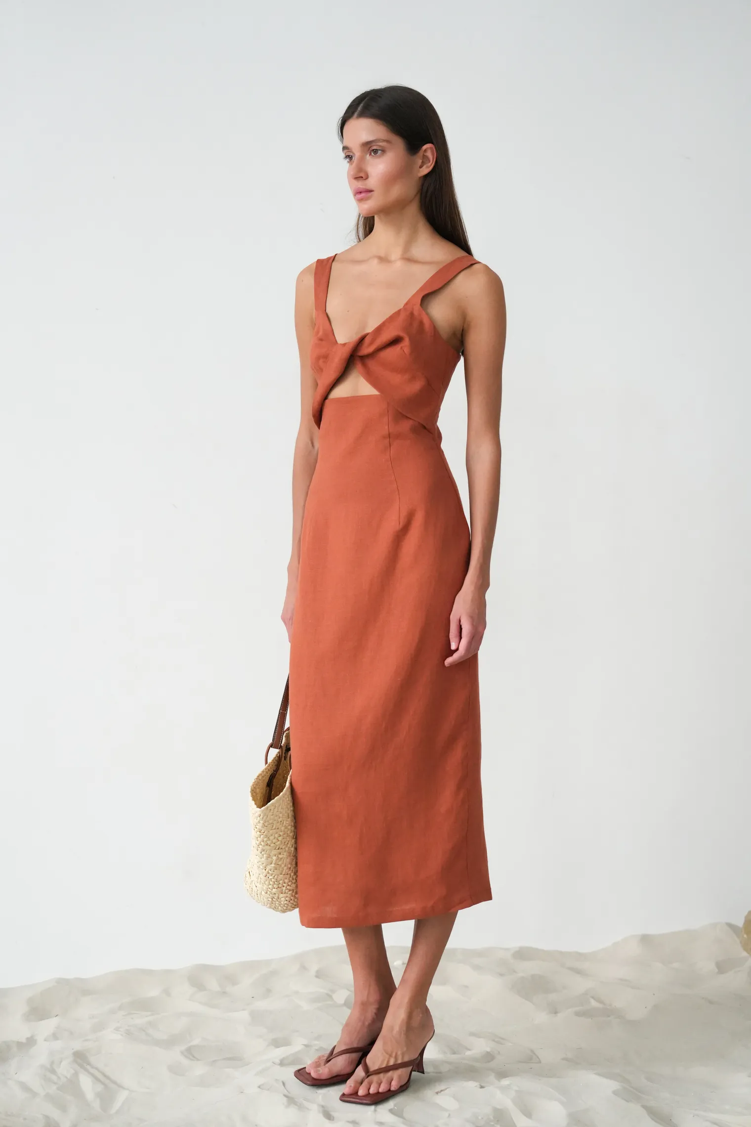 Платье на бретелях изо льна терракотового цвета фото 3