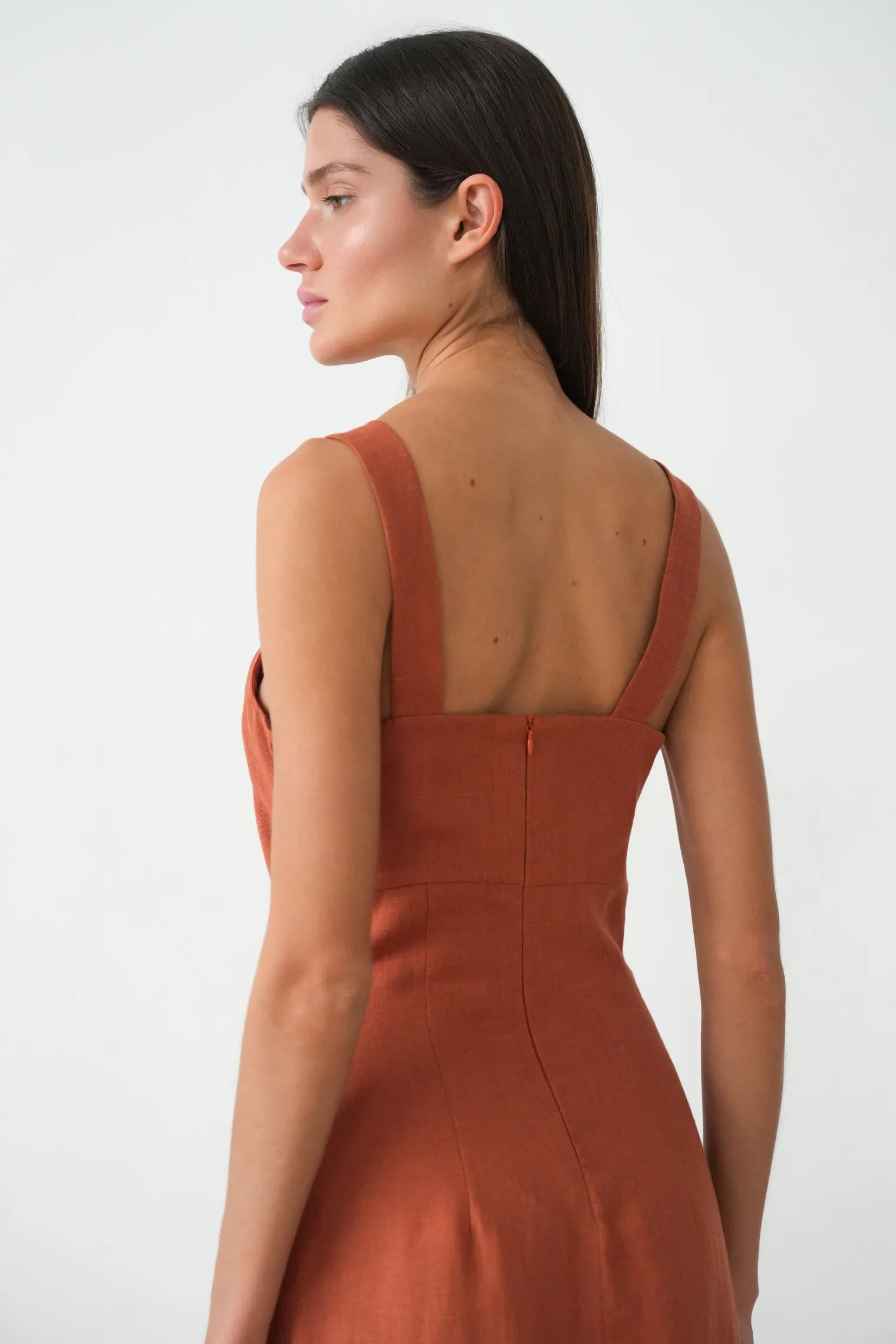 Платье на бретелях изо льна терракотового цвета фото 6