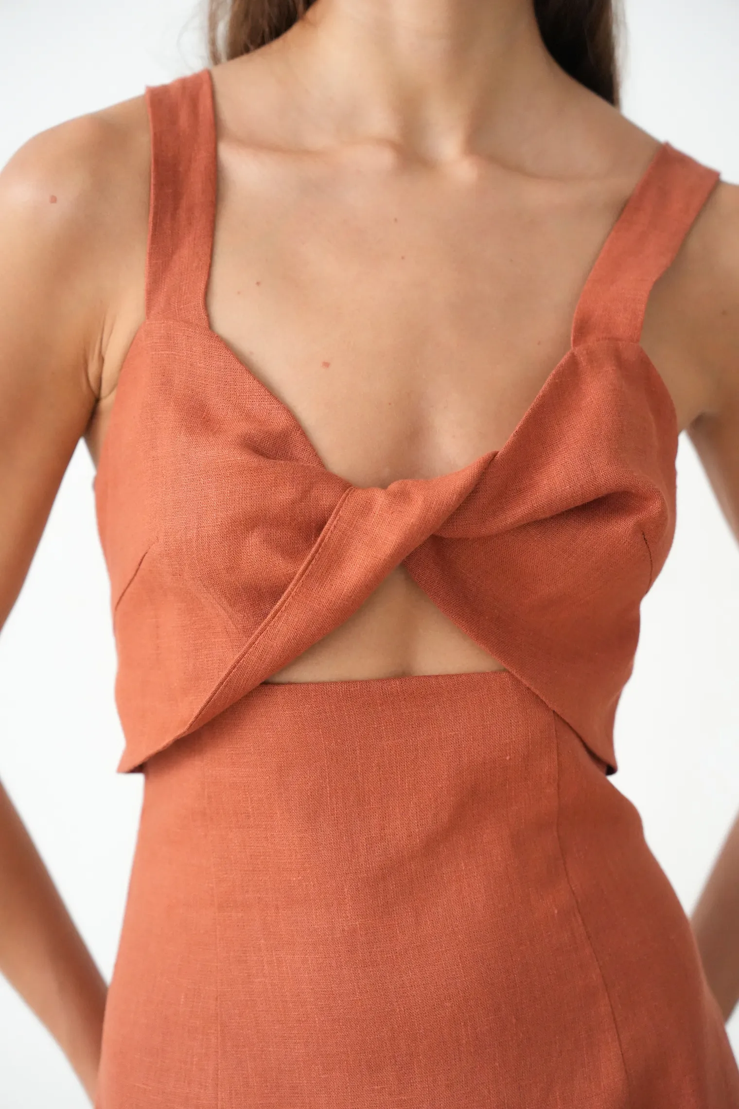 Платье на бретелях изо льна терракотового цвета фото 2
