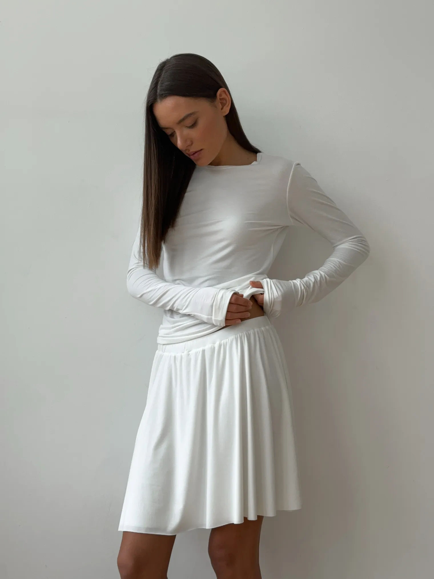 Юбка мини из трикотажа белого цвета фото 2