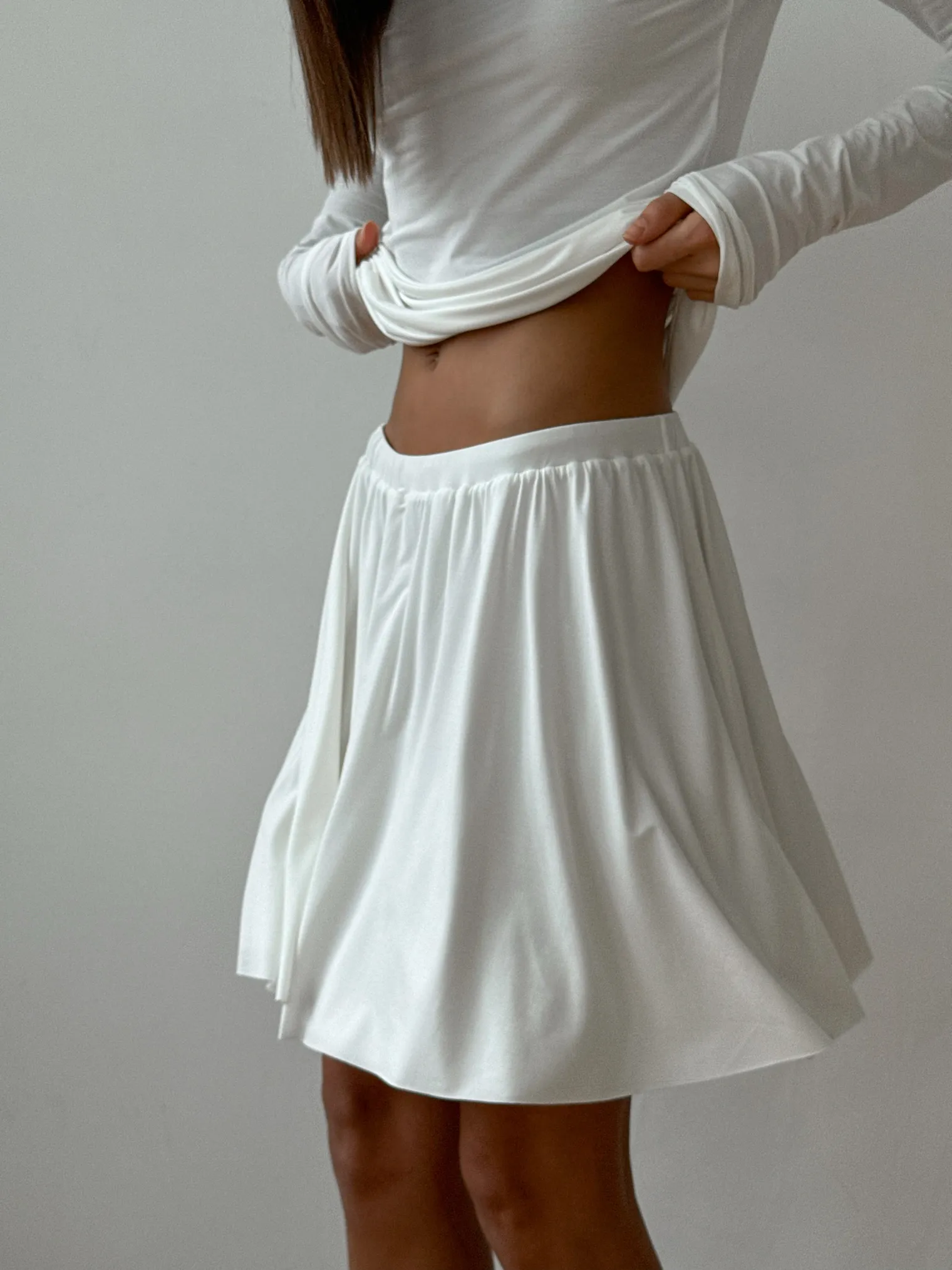 Юбка мини из трикотажа белого цвета фото 3
