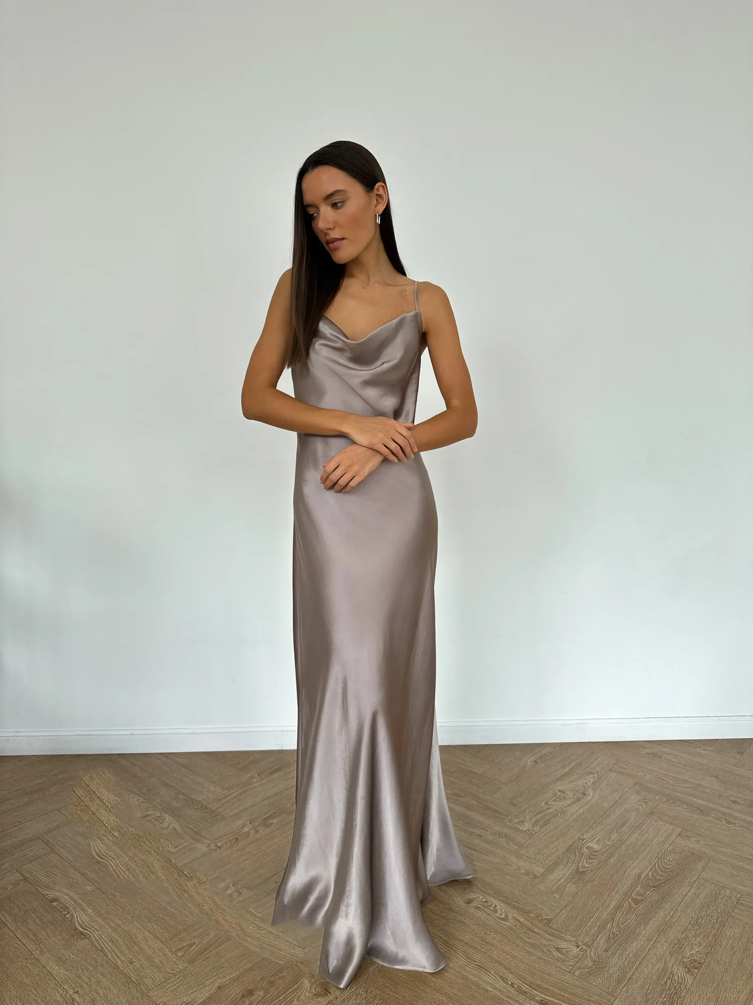 Платье-комбинация из струящейся ткани бежевого цвета фото 8